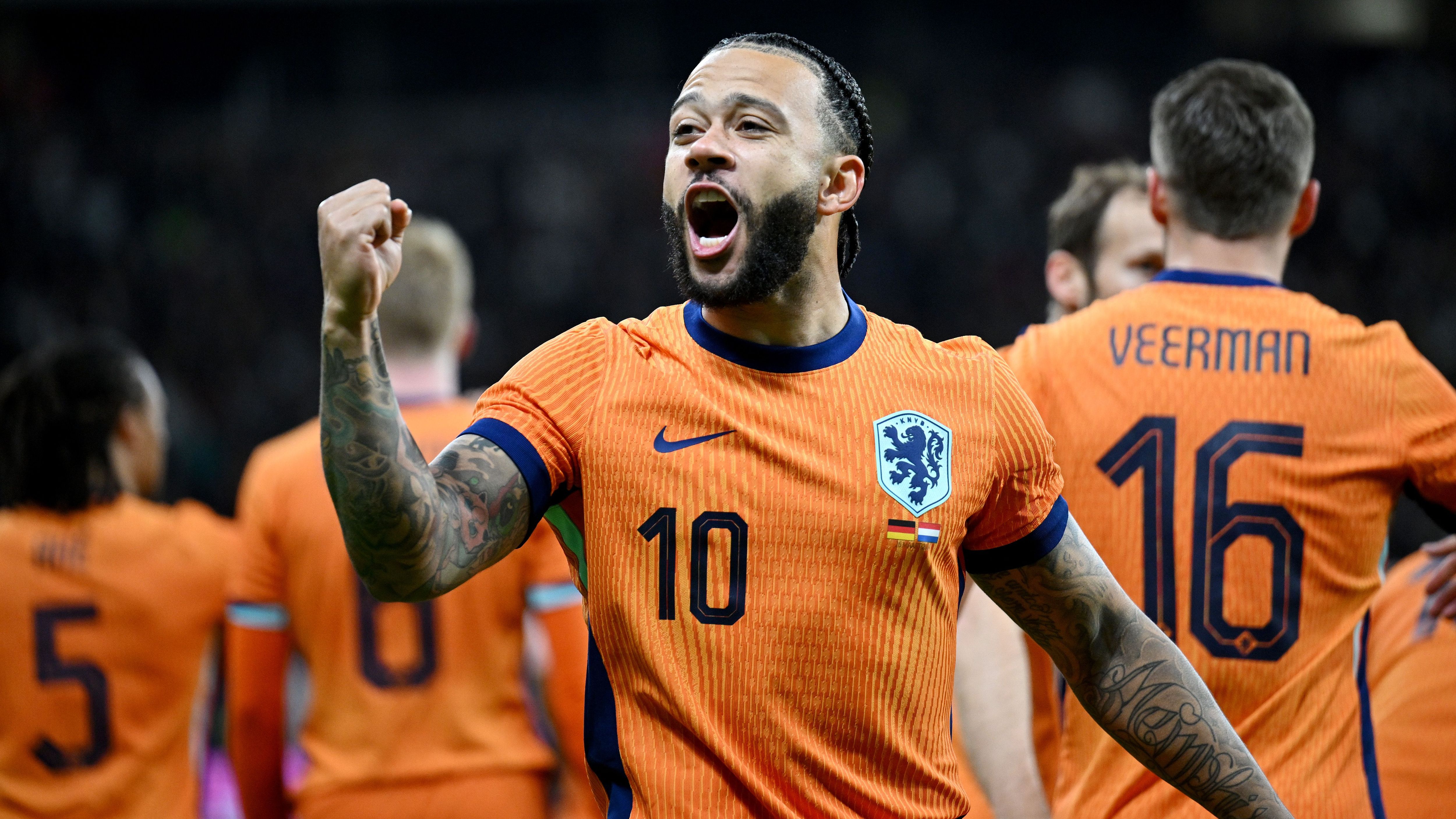 <strong>Memphis Depay</strong><br>In vorderster Front mit großem Engagement und vielen gelungenen Aktionen. Leitet die frühe Führung ein, macht viele Bälle in der Offensive fest und sorgt immer wieder für Gefahr. Nur ein Tor fehlt, weil er aus bester Position übers Tor schießt (61.). Geht nach 76 Minuten erschöpft für Weghorst vom Feld.<br><strong><em>ran</em>-Note: 2</strong>