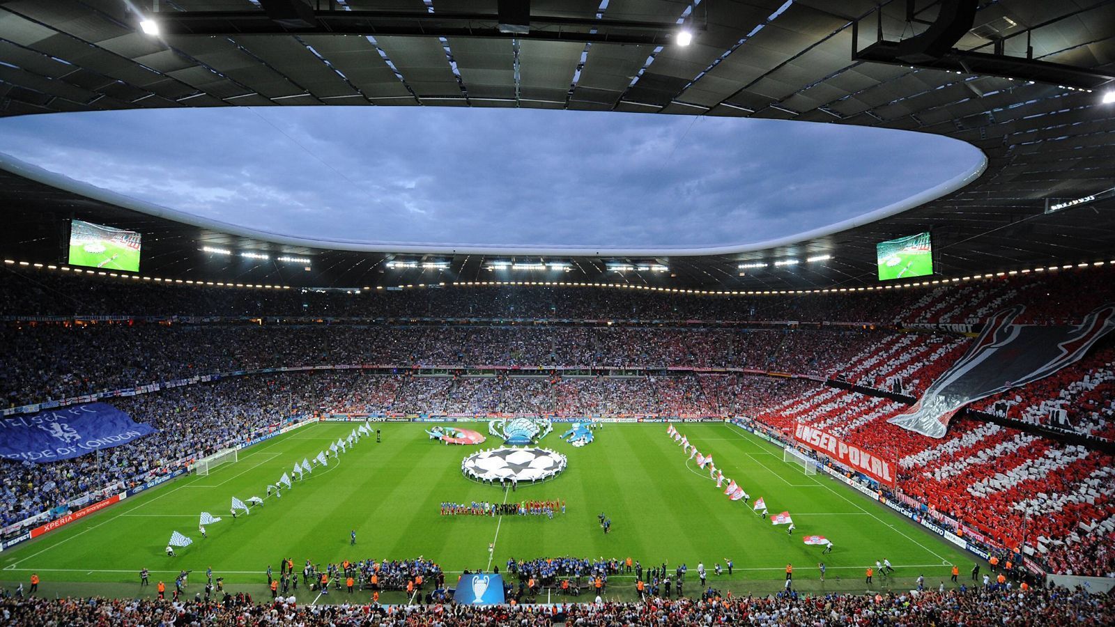 
                <strong>2012: Allianz Arena München</strong><br>
                Das "Finale Dahoam" wurde für den FC Bayern München zum Albtraum. Die Münchner empfingen 2012 im eigenen Stadion den FC Chelsea. Thomas Müller schoss den FC Bayern kurz vor Schluss mit 1:0 in Führung, ehe Didier Drogba in der Nachspielzeit den Ausgleich für die "Blues" erzielte. Im Elfmeterschießen behielten die Londoner die Oberhand und zerstörten somit den Traum der Münchner vom Titelgewinn im eigenen Stadion.
              