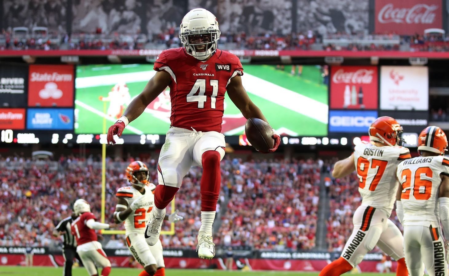 
                <strong>Running Back: Kenyan Drake (Arizona Cardinals) </strong><br>
                Der 25-Jährige harmonierte gegen die Cleveland Browns prächtig mit Quarterback Kyler Murray und erzielte vier der fünf Touchdowns seines Teams. Zudem gelangen dem Running Back 137 Yards Raumgewinn.Gesamtpunktzahl: 37
              