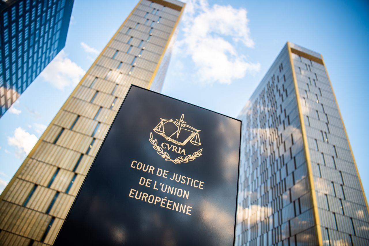 Europäischer Gerichtshof (EuGH): Der EuGH mit Sitz in Luxemburg ist das oberste Rechtsprechungs-Organ der EU. Er sorgt dafür, dass EU-Recht in allen Mitgliedstaaten sowie den übergeordneten Institutionen eingehalten und gleich angewandt wird. Der Hof setzt sich aktuell aus 54  Richter:innen zusammen - zwei aus jedem EU-Land.