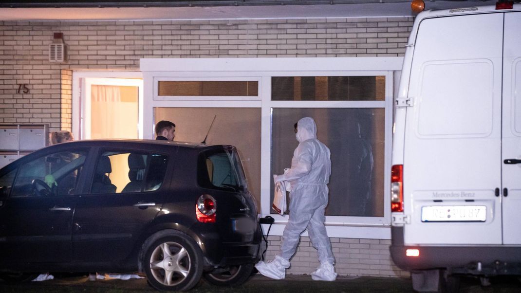 Eine Mutter und ihre beiden fünf und acht Jahre alten Kinder sind tot in ihrer Wohnung im nordrhein-westfälischen Herten gefunden worden. 