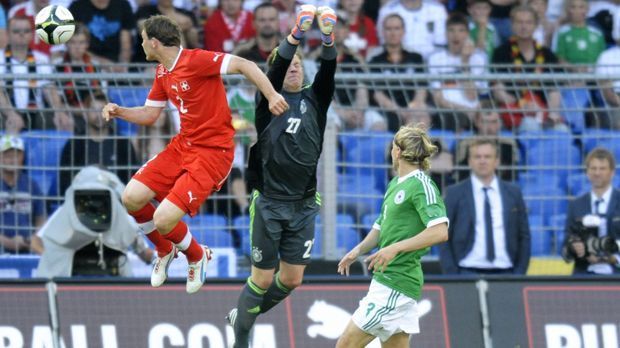 
                <strong>TerStegenSchweiz</strong><br>
                26. Mai 2012: Man kann seinen Einstand bei der Nationalmannschaft getrost als unglücklich bezeichnen. Sein Debüt fiel auf das Ende des EM-Trainingslagers, der letzte Test stand an und die Mannschaft wirkte nicht nur platt, sondern auch nicht sonderlich motiviert. 3:5 verlor die DFB-Auswahl gegen die Schweiz, wirklich peinliche Patzer waren zwar nicht dabei, zweimal sah ter Stegen allerdings nicht gut aus.
              