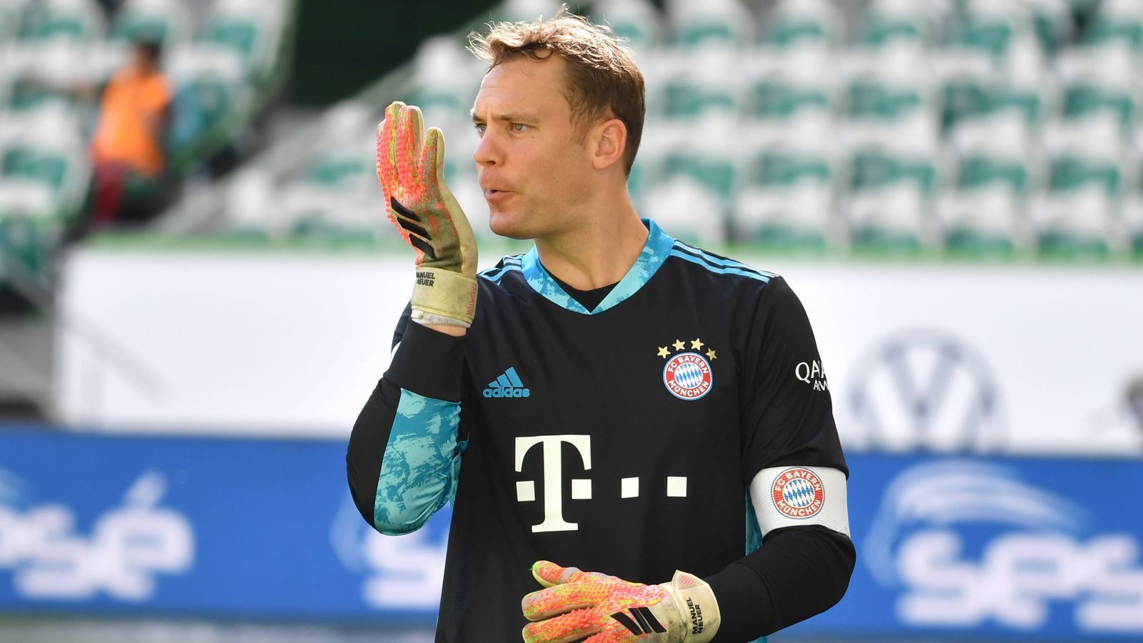 
                <strong>Torwart: Manuel Neuer (FC Bayern München)</strong><br>
                Während die Meisterschaft schon früh nach der Corona-Zwangspause entschieden war, kämpften die Bayern vor allem beim Finalturnier der Champions League um alles. Das Team von Trainer Hansi Flick konnte sich dabei einmal mehr auf ihren Torhüter verlassen. Neuer stellte mehrfach unter Beweis, dass er noch zur absoluten Weltklasse zählt. Auch in der laufenden Saison büßt der 34-Jährige nichts an Qualität ein.
              