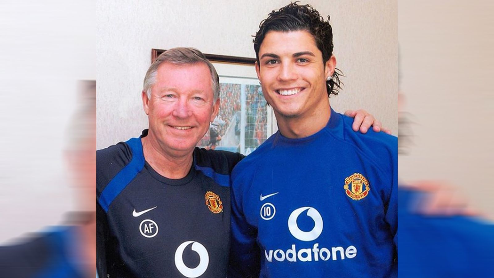 
                <strong>Cristiano Ronaldo bei Manchester United</strong><br>
                Auch mit diesem Look um das Jahr 2006 herum hätte Cristiano Ronaldo zumindest optisch in so manche Boyband gepasst.
              