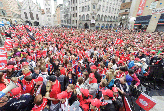 
                <strong>Bayerns Meistersause</strong><br>
                Insgesamt 15.000 Bayern-Fans haben sich bei durchwachsenem Wetter am Marienplatz eingefunden.
              