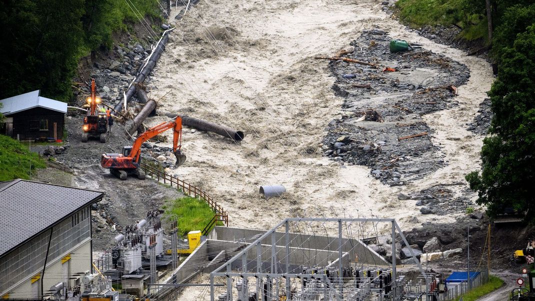 Schweiz, Vissoie: Bagger arbeiten im Val d'Anniviers am Ufer des Hochwasser führenden Flusses Navisence in der Nähe des Alpiq-Wasserkraftwerks. In den Kantonen Graubünden und Wallis kam es infolge von Unwettern zu Überschwemmungen und Erdrutschen.&nbsp;