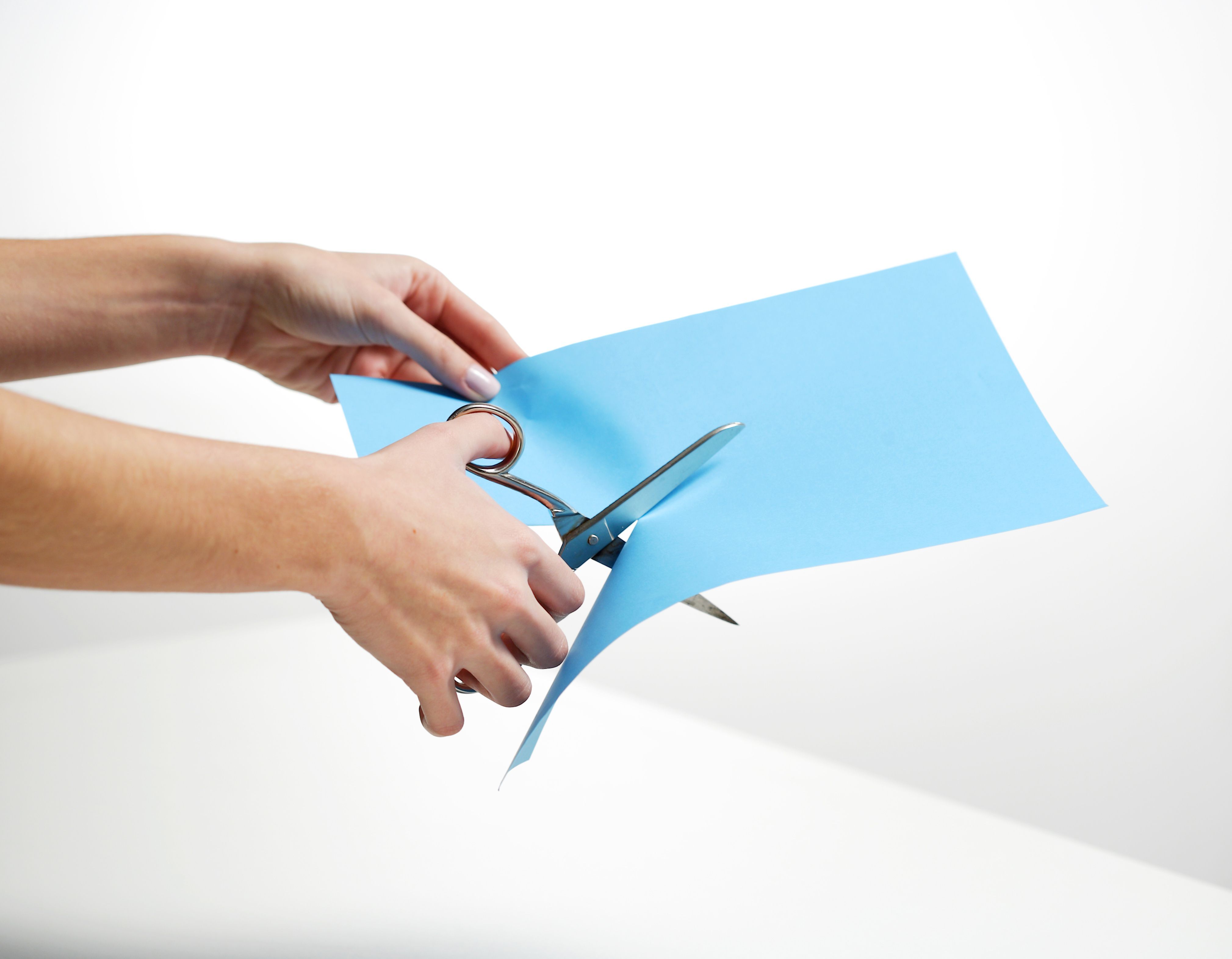 Mit der Papierschere ist präzises Schneiden möglich ohne absetzten zu müssen. Die Grifflöcher sind verschieden groß, damit sie ideal in der Hand liegt.