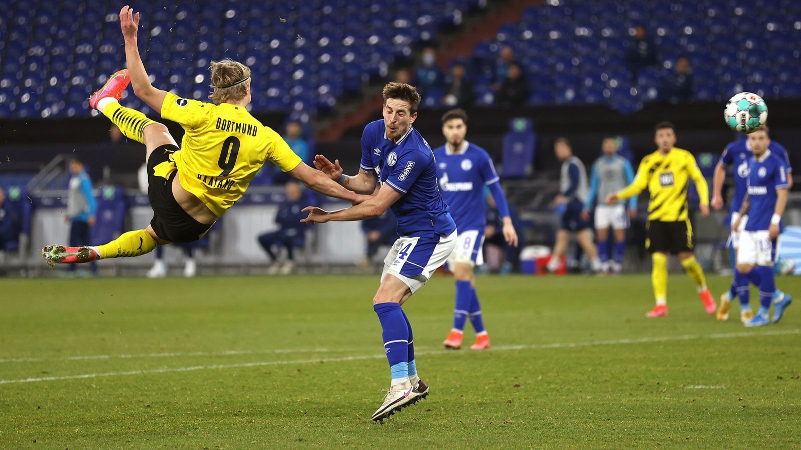 
                <strong>Erling Haaland</strong><br>
                Sein Seitfallzieher zum 2:0 könnte das Tor des Monats werden, erzielt später auch noch das 4:0. Auch zuvor ist Haaland ist ein ständiger Unruheherd, beweist einen guten Überblick, bereitet in der 7. Spielminute die erste Chance des Spiels für Sancho vor. ran-Note: 1
              