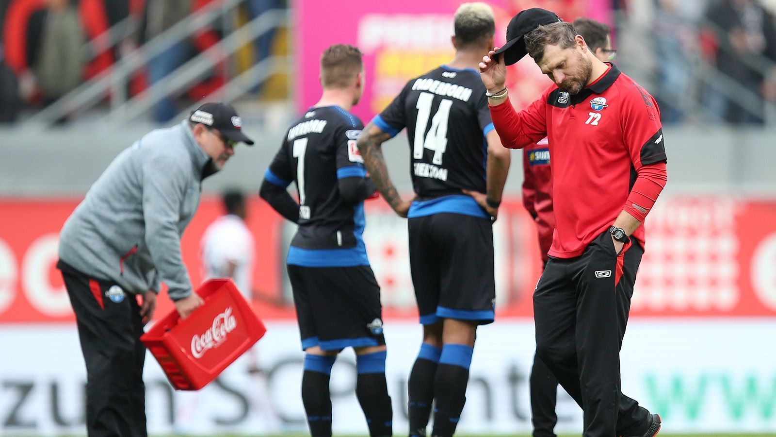 
                <strong>Brennpunkt Paderborn: Wegweisendes Kellerduell </strong><br>
                Sensations-Aufsteiger SC Paderborn droht die Enttäuschung der Saison zu werden. Trotz teils guter Leistungen stehen die Ostwestfalen vor dem 8. Spieltag noch ohne Sieg da. Erst einen Punkt konnte das Team von Trainer Steffen Baumgart in dieser Spielzeit einfahren und ist damit Tabellen-Schlusslicht. Nun muss der SCP zu Mitaufsteiger Köln, die mit nur drei Punkten mehr auf dem vorletzten Rang liegen. Für die Paderborner ist die Begegnung im Rhein-Energie Stadion zumindest schon ein kleines Endspiel, denn bei einer Niederlage würde der FC schon auf sechs Punkte davonziehen. Kurios übrigens: Auch der dritte Aufsteiger im Bunde, Union Berlin, steckt tief im Tabellenkeller und belegt den Relegationsrang.
              