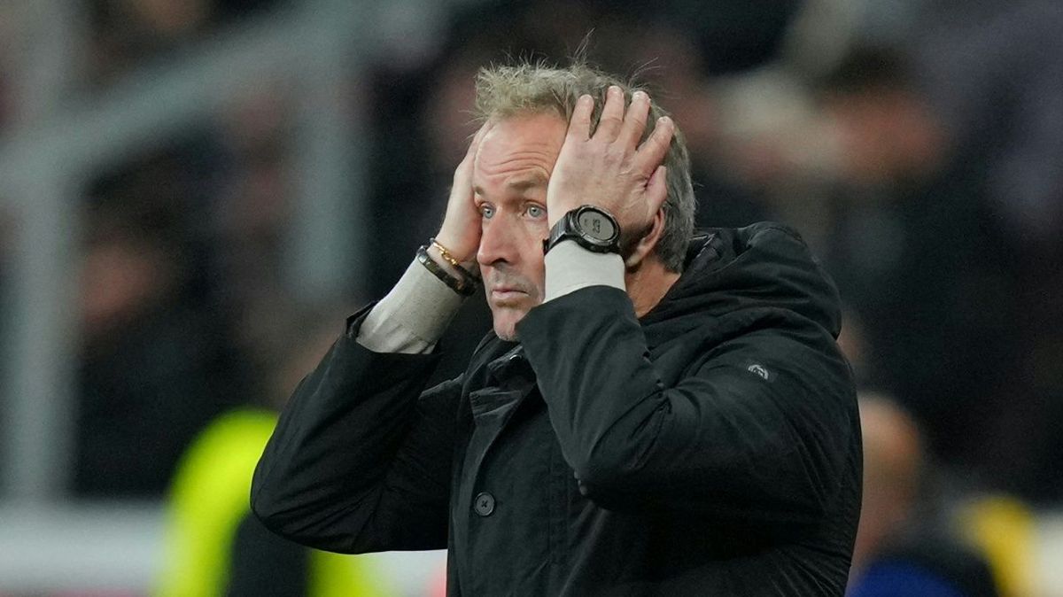 Kasper Hjulmand rauft sich die Haare