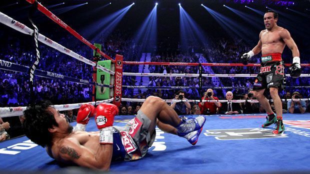 
                <strong>Manny Pacquiao vs Juan Manuel Marquez (2012)</strong><br>
                Der vierte Fight zwischen Pacquiao und Marquez war auch der beste. Pacquiao ging in der dritten Runde zu Boden, Marquez in der fünften. In Runde sechs traf der Mexikaner Pacquiao mit der Rechten so hart am Kinn, dass er auf seinem Gesicht landete und minutenlang regungslos am Boden liegen blieb. Nach der zweiten Niederlage in Folge hatten viele den kleinen Philippino schon abgeschrieben. Doch er kam zurück.
              