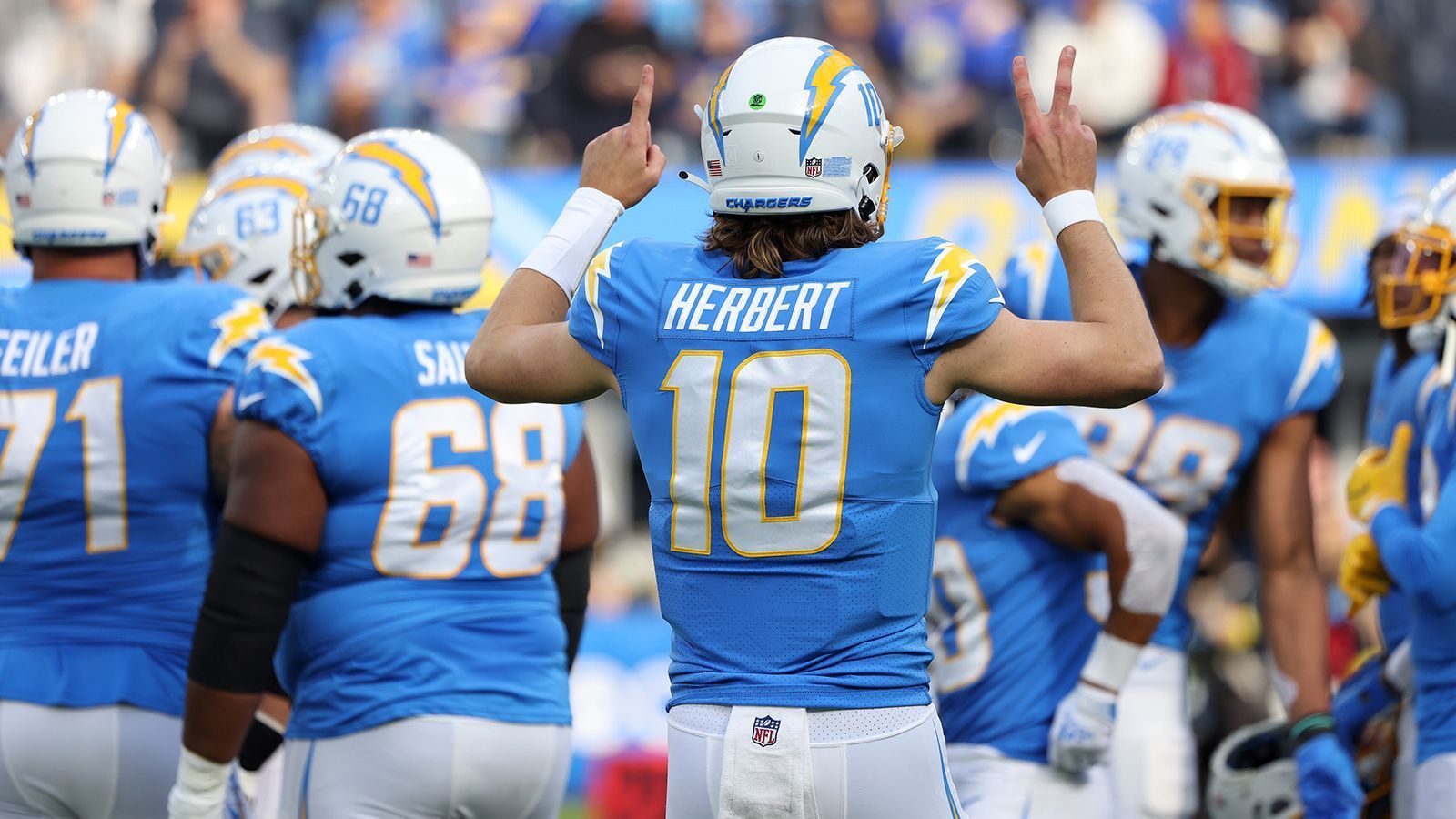 
                <strong>Los Angeles Chargers</strong><br>
                Was für die Chiefs und Bills gilt, könnte auch bei den Los Angeles Chargers der Fall sein. Justin Herbert ist der Franchise-Quarterback der Zukunft. Sein (einziger) Backup aktuell: Easton Stick, der in seiner gesamten NFL-Karriere seit 2019 einen Pass werfen durfte. Wenn sich Newton mit der Rolle des Backups zufrieden gibt und die Chargers den Mut beweisen, ihn zu verpflichten, könnte es ein perfektes Match werden. Könnte!
              