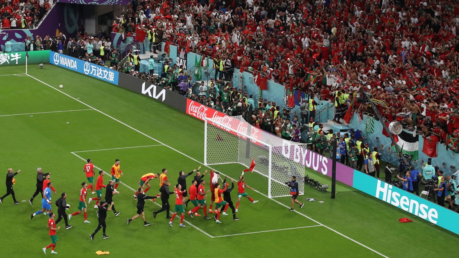 
                <strong>Platz 4: Marokko aka das Überraschungsteam</strong><br>
                Das Prunkstück ist die Defensive. Das einzige Gegentor kassierte das Team um Keeper Bono in der Vorrunde gegen Kanada, was nicht nur am herausragenden Torwart liegt. Die Abwehrarbeit der kompletten Mannschaft verdient bei dieser WM das Prädikant Weltklasse. Und wer weiß, vielleicht überrascht Marokko ein nächstes Mal. In einem aus politischen Gründen wohl hitzigen Spiel gegen Frankreich dürfte es allerdings darum gehen, wer am Ende einen kühlen Kopf bewahrt.
              