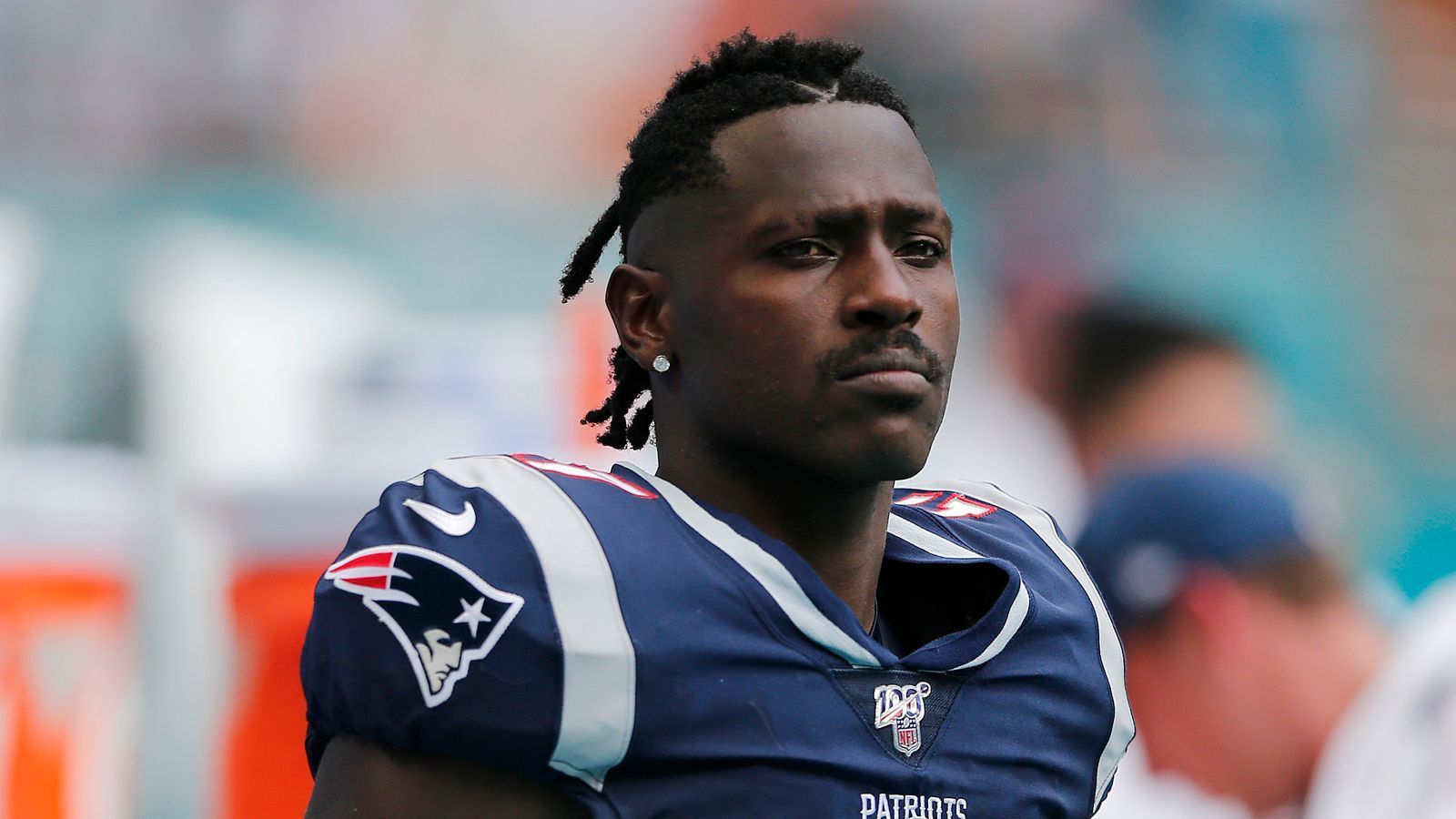 
                <strong>Verlierer: Antonio Brown</strong><br>
                Wo fängt man an? In der Preseason setzt er alles daran, um mit Skandalen und Eskapaden von den Oakland Raiders vor die Tür gesetzt zu werden. Dankbar heuert er bei den New England Patriots an, wo er nach Klagen wegen sexueller Nötigung und Vergewaltigung ebenfalls entlassen wird. Seitdem kämpft er um Rückkehr und Rehabilitation. Er selbst sorgt mit zweifelhaften Tiraden und anschließenden Entschuldigungen dafür, dass er im Gespräch, aber auch weiter außen vor bleibt. Eine Untersuchung der NFL läuft, zuletzt durfte er immerhin bei den Saints vorspielen.
              