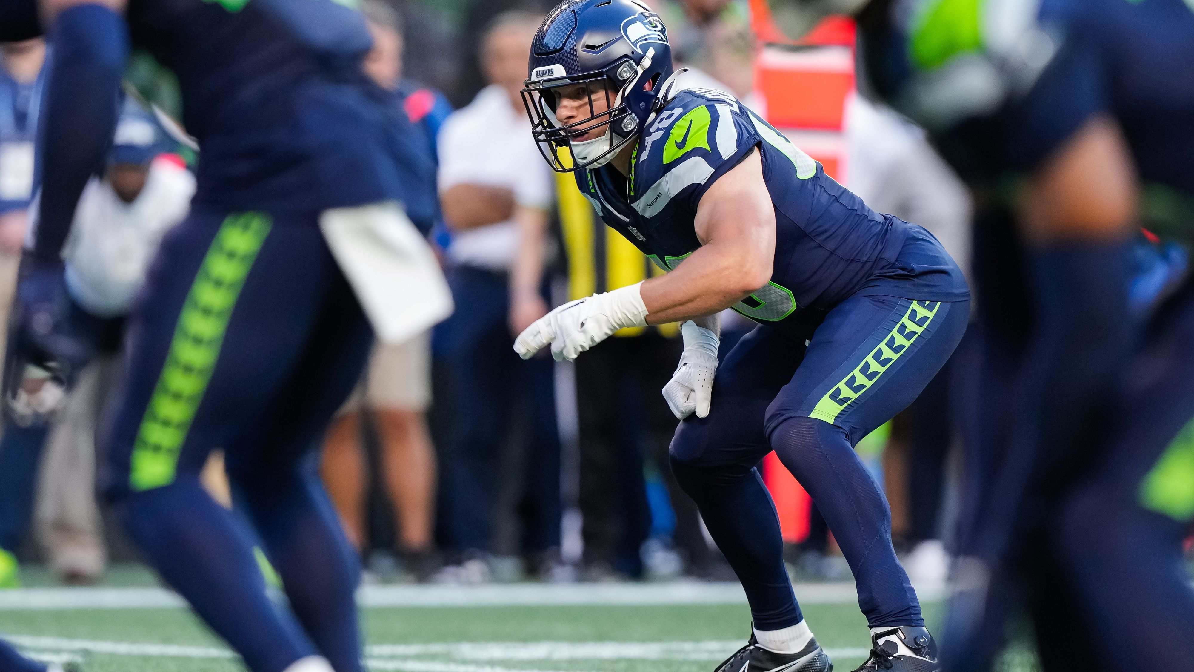 <strong>Seattle Seahawks: Stärken (Defensive)</strong><br>Die Defensive Line wurde verjüngt, einige Rotationsspieler aus dem Vorjahr werden nun in Starter-Rollen schlüpfen, Dre'Mont Jones soll den Pass Rush zusätzlich beflügeln. Rookie Devon Witherspoon stellt zusammen mit Senkrechtstarter Tariq Woolen ein junges, dynamisches Cornerback-Duo. Auf dem Papier liest sich die Defensive - zumindest im Vergleich zum Vorjahr - besser.