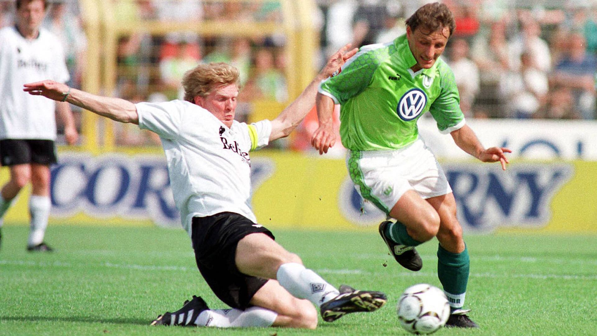 
                <strong>Saison 1997/98 (Borussia Mönchengladbach)</strong><br>
                Drei Punkte trennten den Tabellen-17. Borussia Mönchengladbach vor dem letzten Spieltag der Saison 1997/98 vom 15., dem Karlsruher SC. Während Gladbach in Wolfsburg 2:0 gewann, verlor der KSC in Rostock 2:4. Am Ende hielten die Fohlen aufgrund des Torverhältnisses die Klasse vor den punktgleichen Badenern.
              