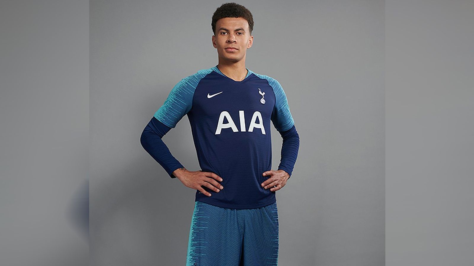 
                <strong>Tottenham Hotspur Auswärtstrikot</strong><br>
                Auswärts treten Dele Alli und seine Spurs-Kollegen in Trikots in der Grundfarbe Dunkelblau an, dazu ist die Arbeitskleidung der Londoner an den Ärmeln etwas heller, genauso die Hose von Ausrüster "Nike".
              