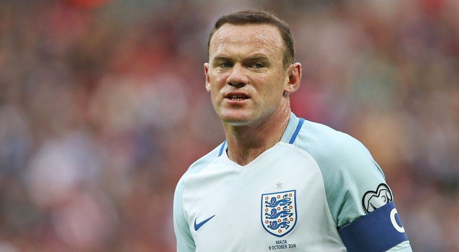 
                <strong>Wayne Rooney</strong><br>
                Wayne Rooney: Von den Fans ausgebuht und ausgepfiffen - für den Kapitän der "Three Lions" ist die Zeit in der Nationalmannschaft derzeit nicht leicht. Als Stürmer kann Rooney nicht überzeugen und so werden auch in Bezug auf seinen Platz im Team erste Forderungen nach einem Rausschmiss laut. Mit seinen 30 Jahren könnten deshalb auch für ihn die letzten zwei Jahre im England-Dress bevorstehen.
              