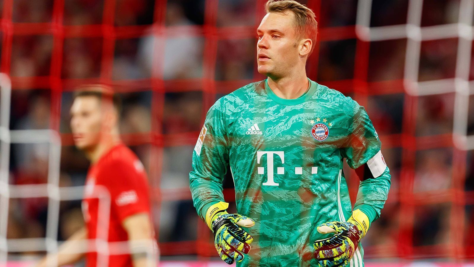 
                <strong>Manuel Neuer</strong><br>
                Der deutsche Nationaltorhüter ist im ersten Abschnitt lange ohne Beschäftigung. Dann überschlagen sich die Ereignisse und die Münchner schenken die Führung binnen Minuten her. Beim Distanzschuss von Lukebakio (36.), der vom Rücken von Ibisevic unhaltbar zum 1:1 abgefälscht wird, sowie beim 1:2 durch Grujic (39.) ohne Chance. ran-Note: 3
              