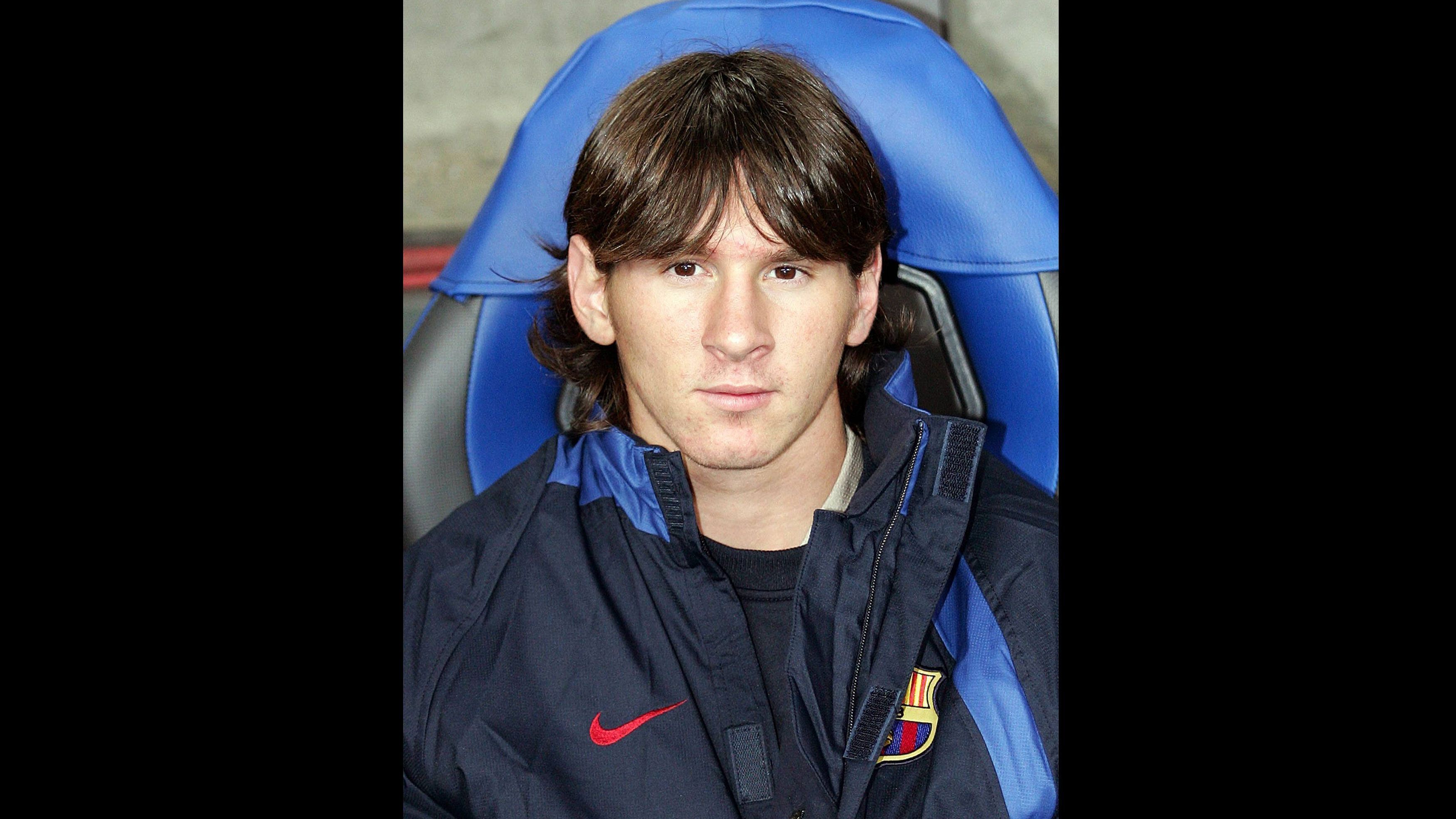 
                <strong>16. Oktober 2004: Debüt in LaLiga</strong><br>
                Im Spiel gegen Espanyol Barcelona kommt der 17-Jährige Messi in der 82. Minute für Deco aufs Feld. Es ist der Beginn einer absolut beispiellosen Karriere.
              