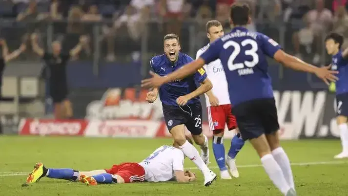 <strong>Saison 2018/19 - 1. Spieltag</strong>&nbsp;<br>Der HSV vertraut Abstiegstrainer Christian Titz auch zum Start in die 2. Bundesliga. Dort empfangen die Rothosen zum Saisonstart Holstein Kiel und es setzt direkt einen herben Dämpfer für die Aufstiegsträume. Vor heimischer Kulisse und ausverkauftem Haus gerät der Favorit aus Hamburg mit 0:3 unter die Räder.