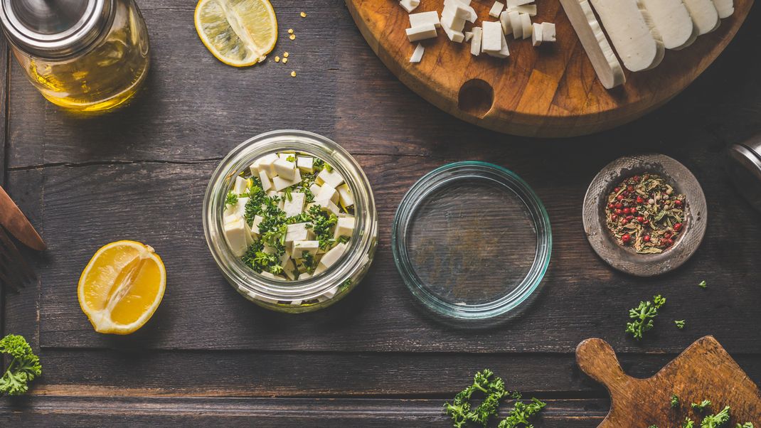 Passt zu jedem Grillmenü, zu Salat und zum Abendbrot: eingelegter Schafskäse mit Zitrone.