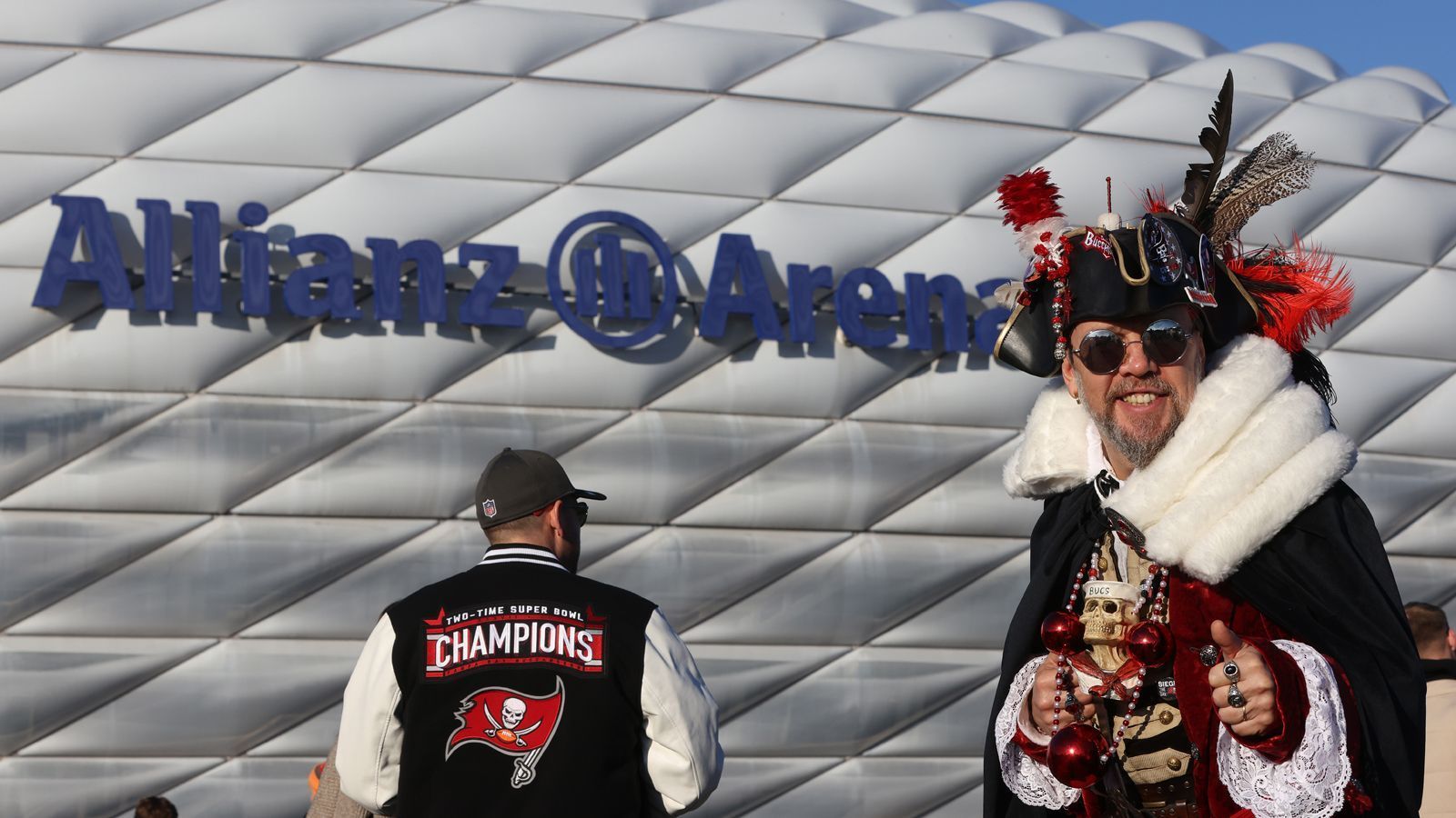
                <strong>Tampa Bay Buccaneers vs. Seattle Seahawks: Verrückte Fans beim Munich Game</strong><br>
                Dieser Pirat ist aus Frankreich nach München gekommen, um die Bucs zu unterstützen.
              