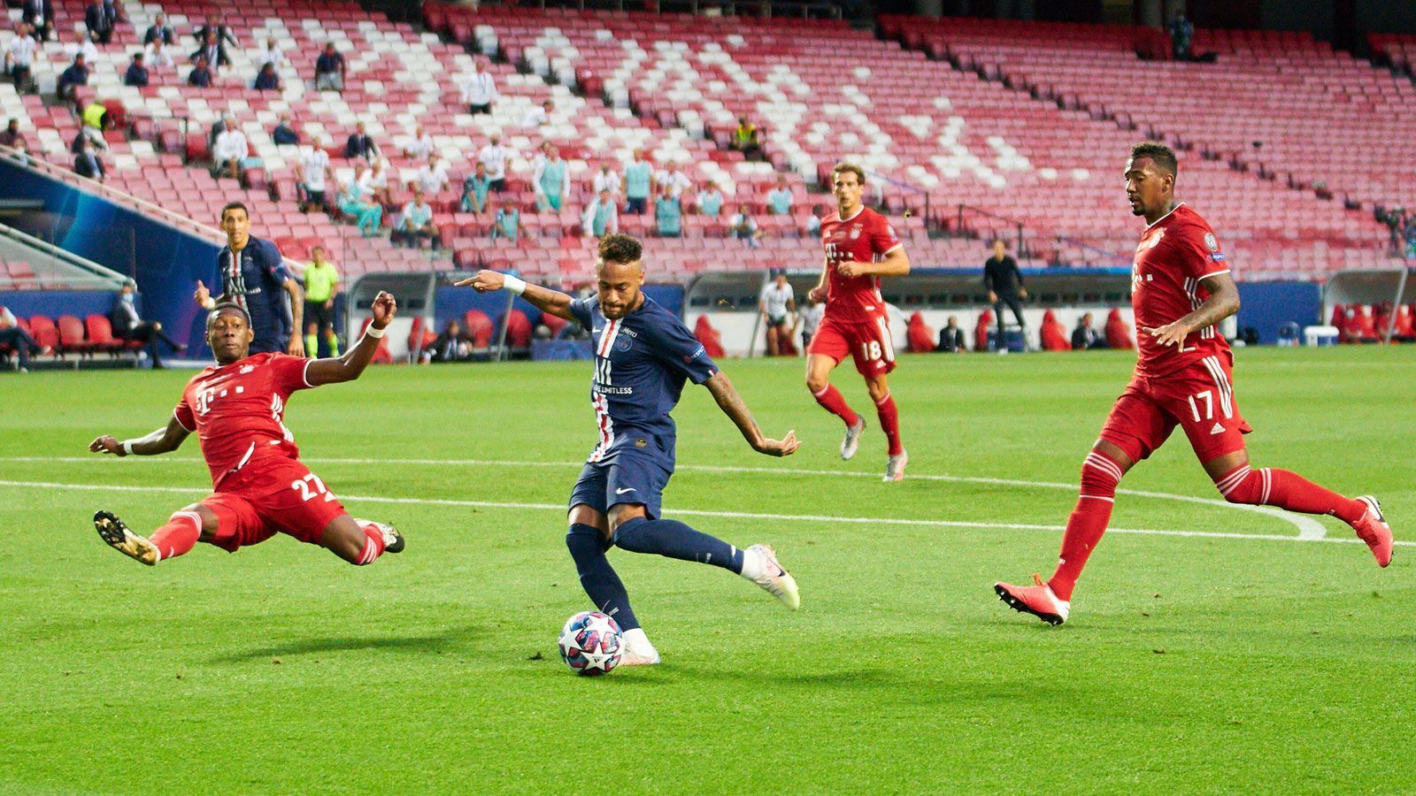 
                <strong>FC Bayern München vs. Paris St. Germain</strong><br>
                Wenn eine Mannschaft noch eine Rechnung mit dem FC Bayern München offen hat, dann ist es das Pariser Star-Ensemble. Im Champions-League-Finale 2020 holte die Elf von Trainer Hansi Flick dank eines 1:0-Erfolgs den Henkelpott nach Deutschland. Ein Weiterkommen im Viertelfinale gegen den amtierenden Triple-Sieger dürfte die bittere Finalpleite zumindest ansatzweise vergessen machen.
              