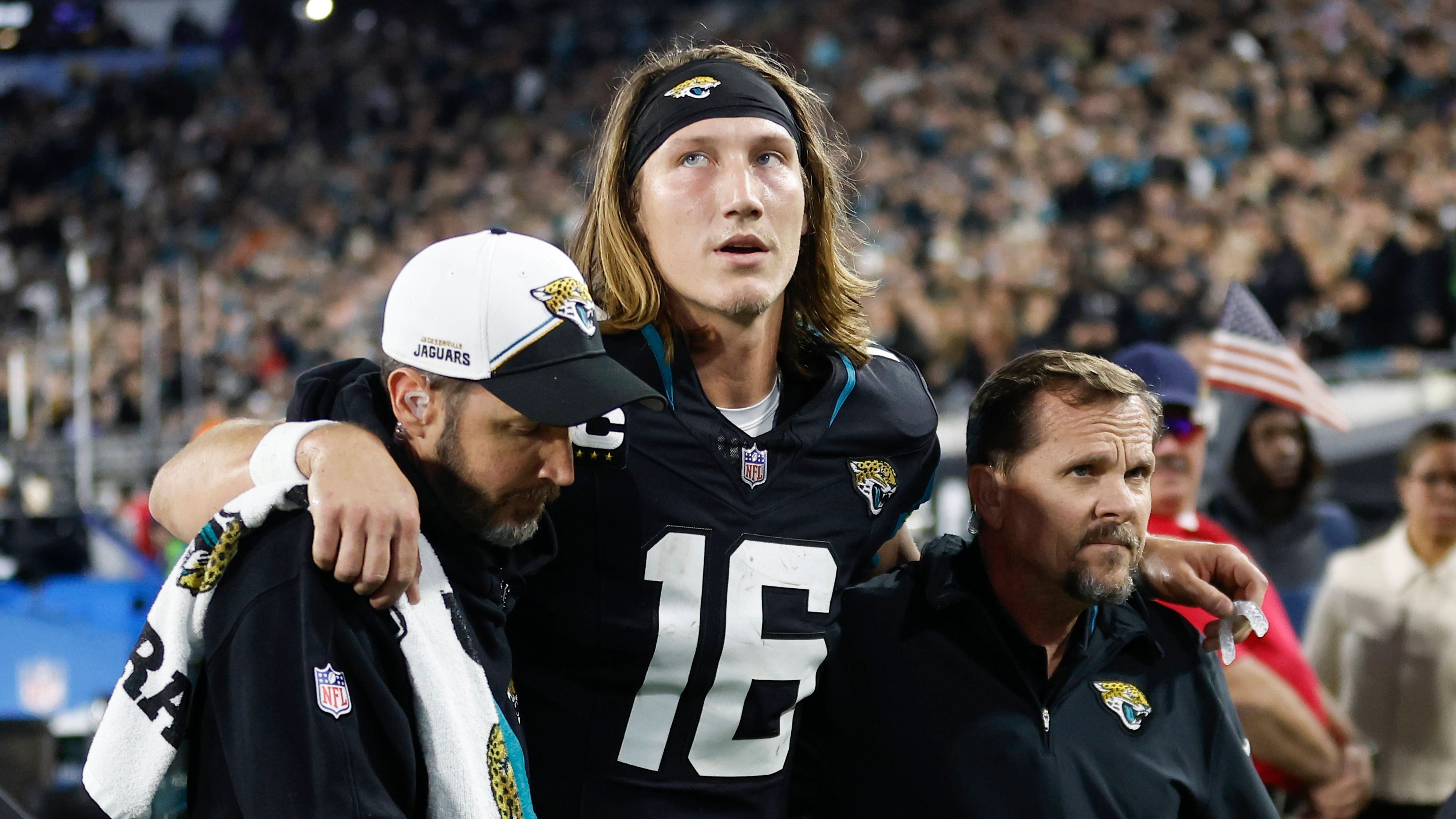 <strong>Trevor Lawrence (Jacksonville Jaguars)</strong><br>Die Zeit hat gereicht. Wie die Jacksonville Jaguars vermelden, wird Trevor Lawrence das Team im Auswärtsspiel gegen die Cleveland Browns anführen. Im vergangenen Monday Night Game hatte sich der First Overall Pick des Draft 2021 das Sprunggelenk verstaucht und musste mitansehen, wie die "Jags" den Cincinnati Bengals nach Overtime unterlagen.
