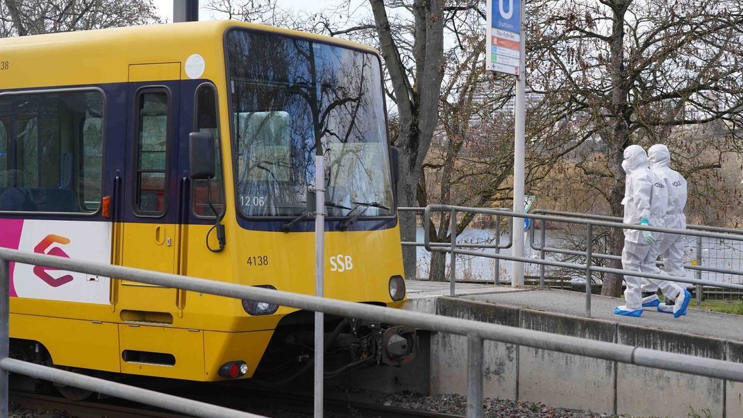 Ein 12-Jähriger wurde vor eine Straßenbahn gestoßen.