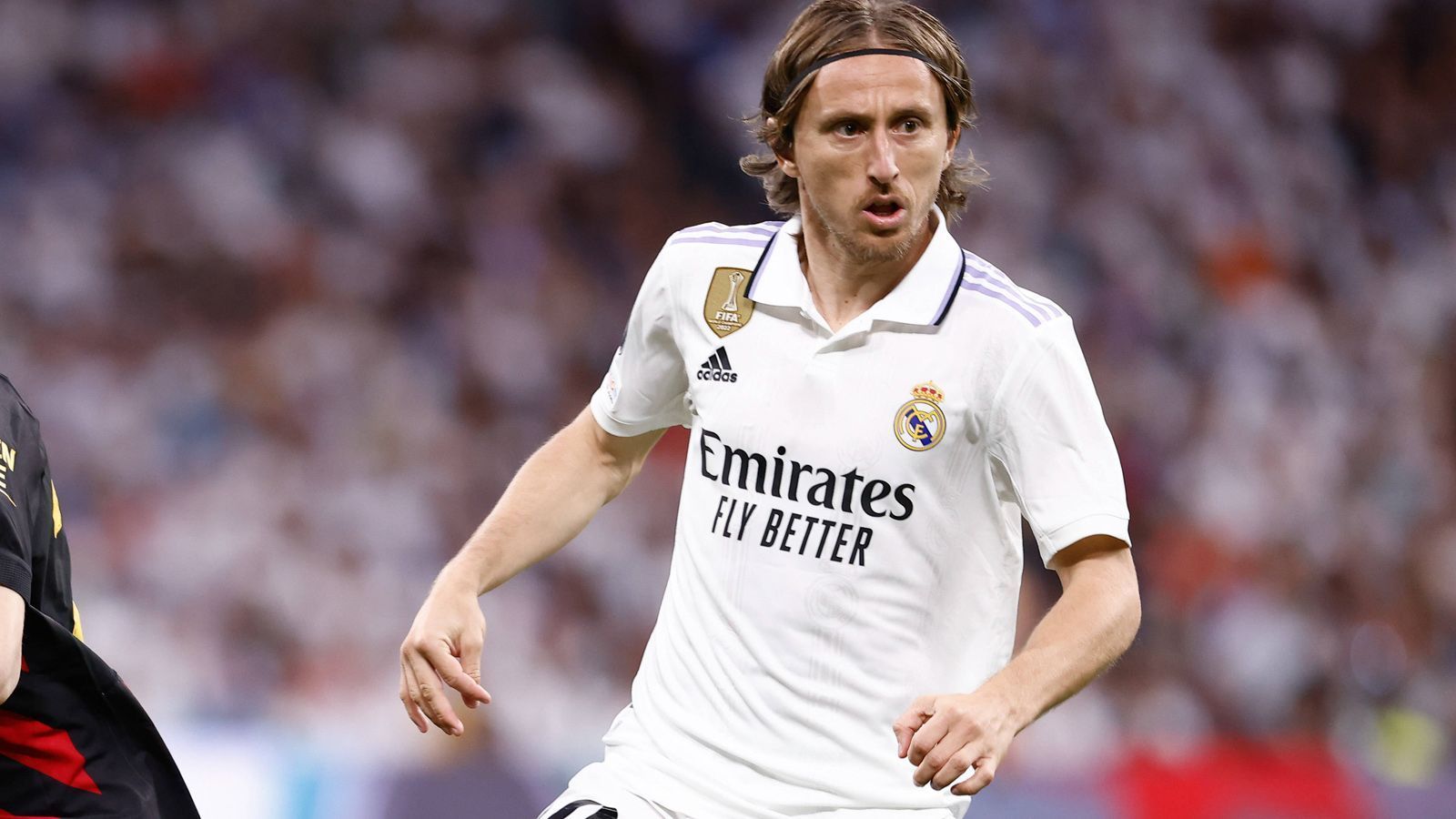 
                <strong>Luka Modric</strong><br>
                Der Kroate ist per Doppelpass an der Entstehung des 1:0 beteiligt. Er hat Gegenspieler Kevin de Bruyne meist im Auge, lässt ihm aber bei dessen Treffer zum 1:1 zu viel Platz. ran-Note: 3 
              