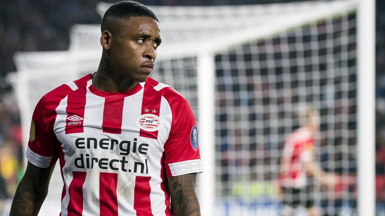 
                <strong>Steven Bergwijn (Niederlande)</strong><br>
                Nachdem die Niederlande die WM 2018 verpassten, baut der neue Bondscoach Ronald Koeman sein Team um bzw. neu auf. So nominierte der 55-Jährige für die anstehenden Länderspiele gegen Deutschland und Frankreich vier Neulinge - davon drei von Meister PSV Eindhoven. Flügelstürmer Steven Bergwijn bekommt nach acht Spielen in der Eredivisie mit jeweils vier Toren und vier Vorlagen die Chance, sich erstmals im Oranje-Trikot zu präsentieren. Die Konkurrenz auf den offensiven Flügelpositionen ist jedoch ziemlich groß und prominent, immerhin lauern auch Memphis Depay (Lyon), Ryan Babel (Besiktas Istanbul) oder Quincy Promes (Sevilla) auf ihre Einsätze.
              