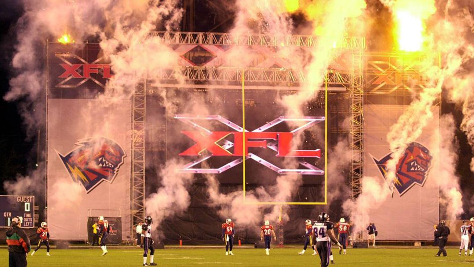 
                <strong>XFL - Mehr Show als Sport</strong><br>
                Die Liga bot mehr Show als Sport: Die Profis mussten weder Doping- noch Gesundheitstests absolvieren, dürften dafür aber nach Belieben aufeinander eindreschen. Die Regeln wurden gelockert, um das Verletzungsrisiko zu steigern. Wrestling-Stars nahmen an den TV-Übertragungen teil. Zwischendurch wurden sogar Strip-Einlagen von Cheerleadern gezeigt.
              