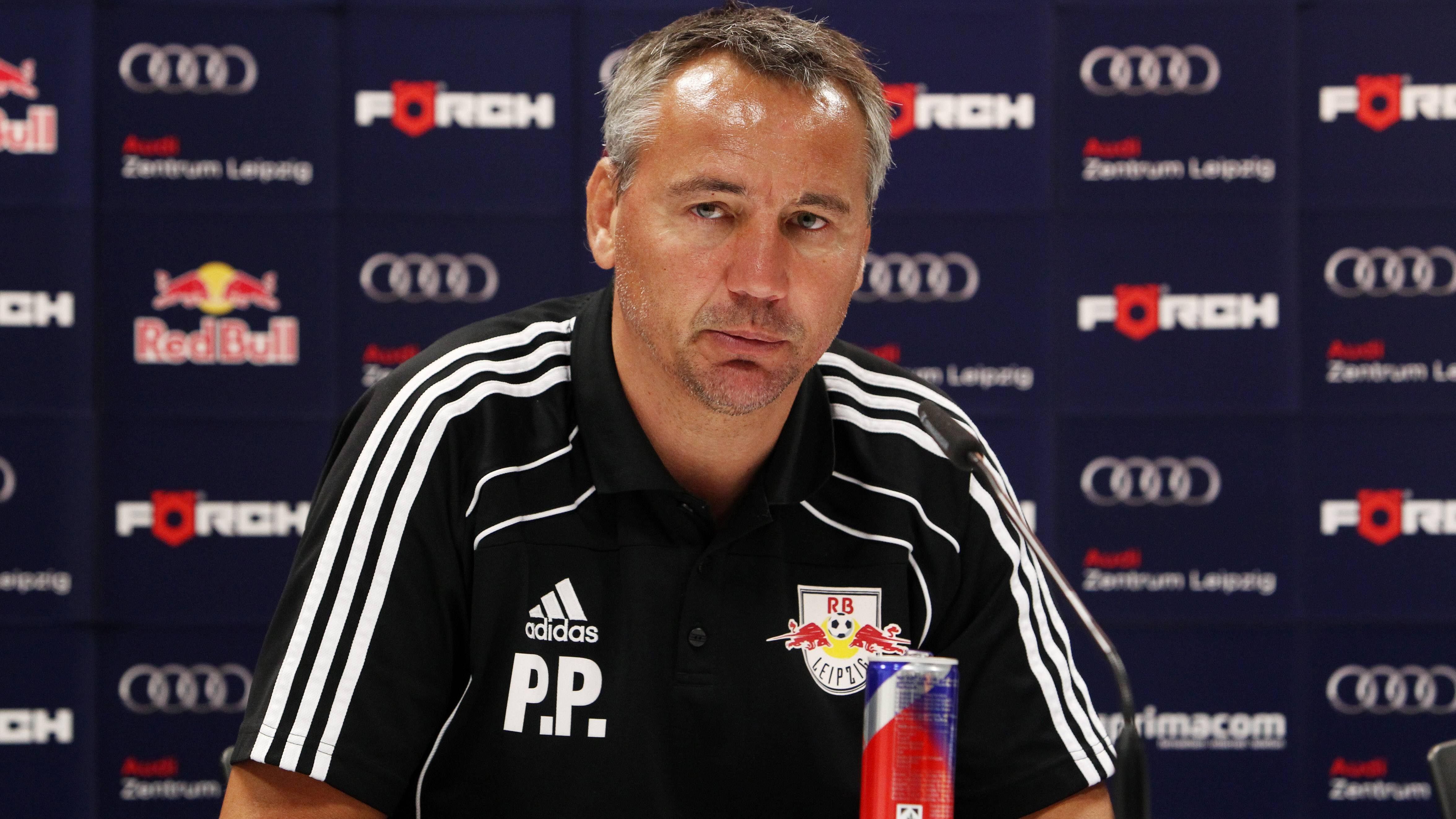 
                <strong>Peter Pacult</strong><br>
                Peter Pacult lieferte sich als Trainer bei RB Leipzig 2012 eine verbale Auseinandersetzung mit Fans des FC St. Pauli. Nach dem Spiel riefen diese dem Leipziger Trainer fiese Beleidigungen entgegen. Als Antwort bezeichnete er einen der Fans als "schwule Sau". Pacult entschuldigte sich öffentlich, er kam mit einer milden Geldstrafe von 800 Euro davon. Heute würde die Strafe wohl deutlich höher ausfallen.
              