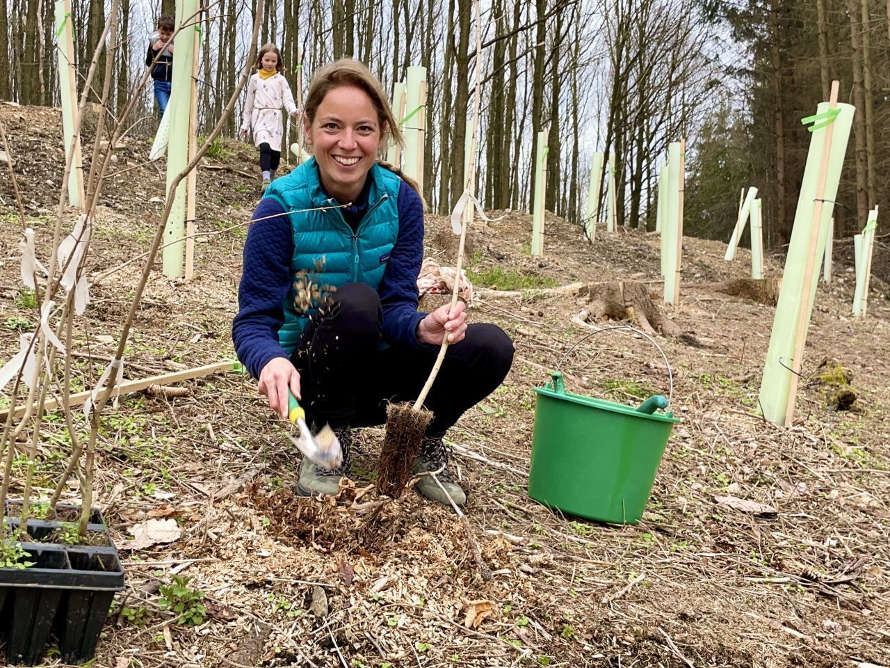 Autorin Alena Brandt pflanzte schon einen jungen Baum im Bienenwald vom Landgut Kemper & Schlomski. Die Bäume sind so zusammengestellt, dass immer etwas blüht für Insekten.