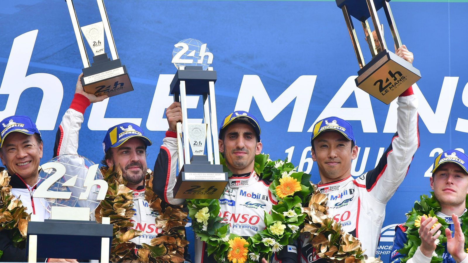 
                <strong>Titelverteidigung in Le Mans</strong><br>
                In Le Mans folgte mit der Titelverteidigung beim 24-Stunden-Rennen dann die Vergoldung von Alonsos Karriere in der Langstreckenrennklasse. Wie auch schon 2018 feierte Toyota einen Doppelsieg, allerdings mit einem faden Beigeschmack. Eine Stunde vor Rennende lag das Auto von Alonso, Buemi und Nakajima noch weit hinter dem Toyota-Schwesterauto, ehe ein Plattfuß und ein fehlerhafter Boxenstopp zum Wechsel an der Spitze des Rennens führten. Alonso stieg im Anschluss an die Titelverteidigung aus der Rennserie aus.
              