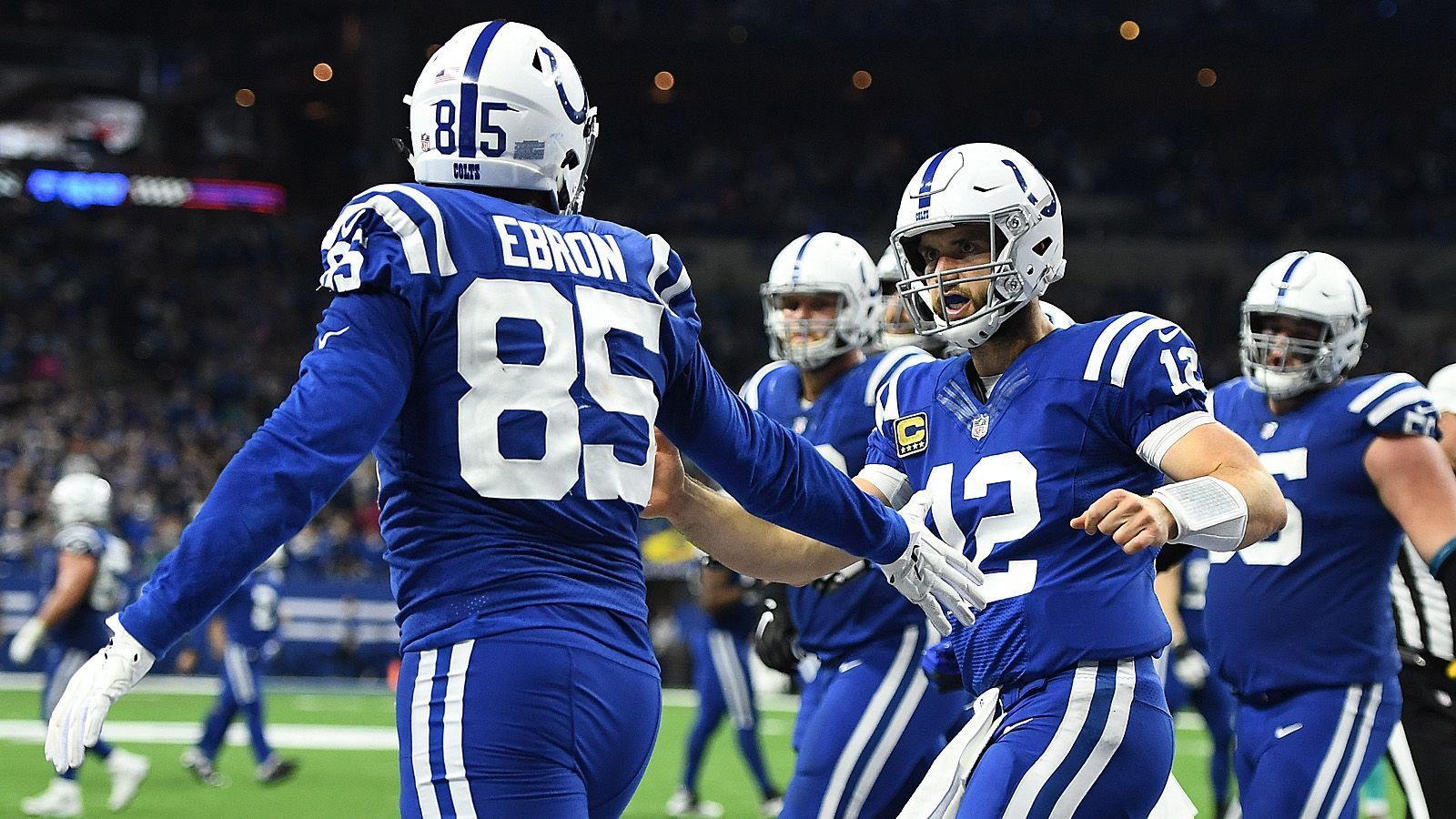 
                <strong>Indianapolis Colts</strong><br>
                Aktuelle Position: 8Bilanz: 8-6Conference-Bilanz: 6-5Restprogramm: Giants (H), Titans (A)Einschätzung: Die Colts sind sehr gut drauf. Dem Sieg gegen die Texans ließen sie ein 23:0 (!) gegen die Cowboys folgen. Die Giants sollten in dieser Form kein all zu großes Hindernis sein. Im letzten Spiel der regulären Saison könnte es zum Showdown bei den Tennessee Titans kommen. Sollten die Steelers bei den Saints verlieren, hätten die Colts die Playoffs sogar in der eigenen Hand. Möglicher Weg in die Playoffs: Die Colts gewinnen ihre restlichen Spiele (10-6) und die Ravens oder die Steelers verlieren jeweils noch ein Spiel.
              