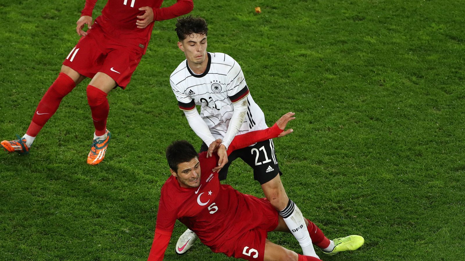 
                <strong>Kai Havertz</strong><br>
                Wechselt anfangs häufiger mal die Seiten. Wirkt auf beiden Flanken zunächst aber nicht wirklich angekommen und etwas unglücklich. Ab Mitte der ersten Halbzeit dann besser im Spiel und im Passspiel auffälliger. Gibt mit starkem Pass hinter die Kette den Assist für Draxler zum 1:0 und nach starkem Doppelpass mit Neuhaus auch die Vorlage zum 2:0. ran-Note: 3
              