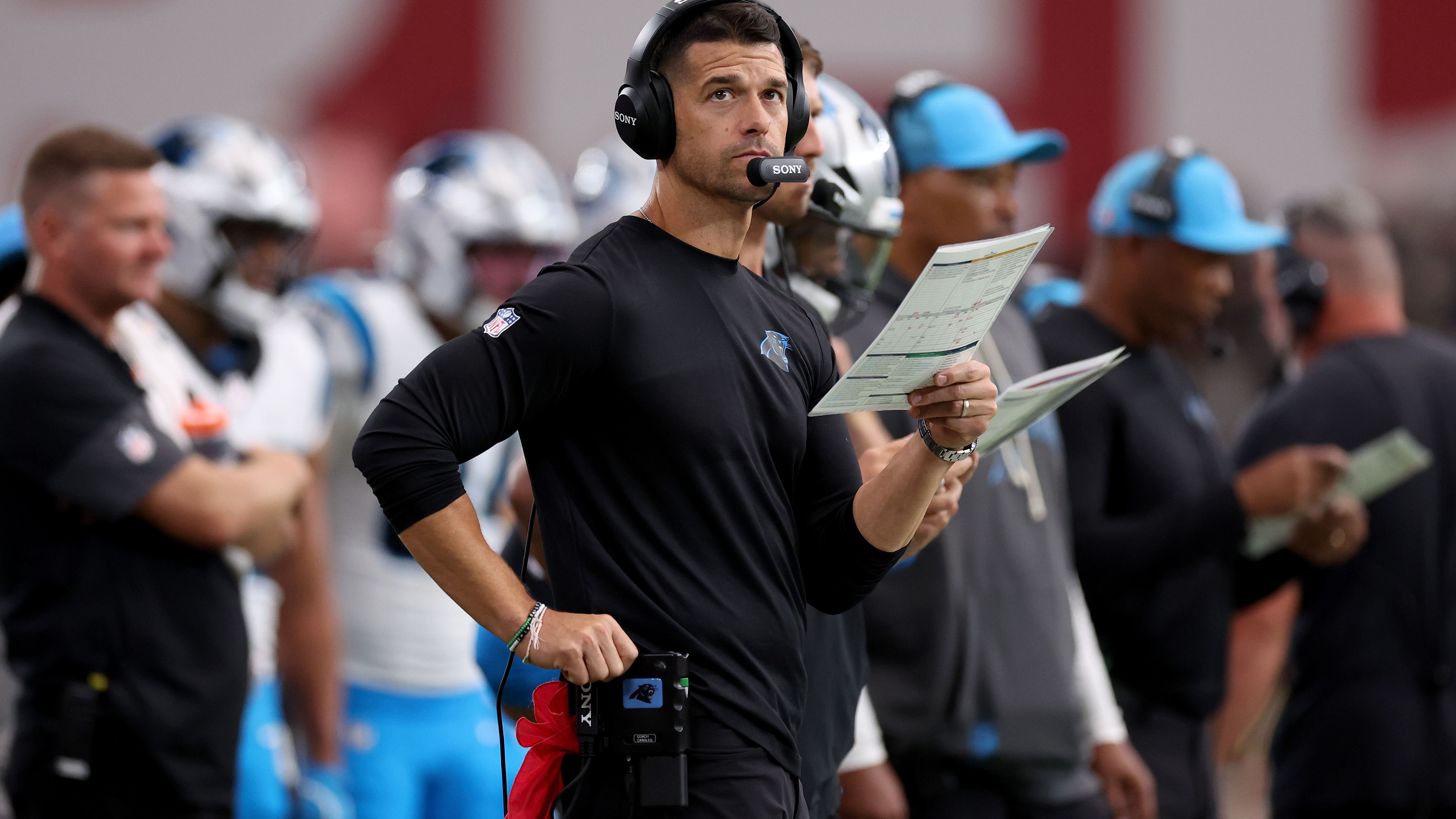 <strong>Dave Canales (Carolina Panthers)</strong><br>Denn der 2023er First Overall Pick Bryce Young musste sich erst zwischenzeitlich hinter Andy Dalton anstellen, profitierte dann von dessen Verletzung und ließ fortan sein Können in einigen Spielen aufblitzen. Doch in dieser Saison lässt der nächste Schritt auf sich warten. Sollten die Panthers-Bosse zu dem Schluss kommen, dass Young mit einem anderen Coach besser dran ist, könnten Canales' Tage schon in seiner zweiten Saison gezählt sein.