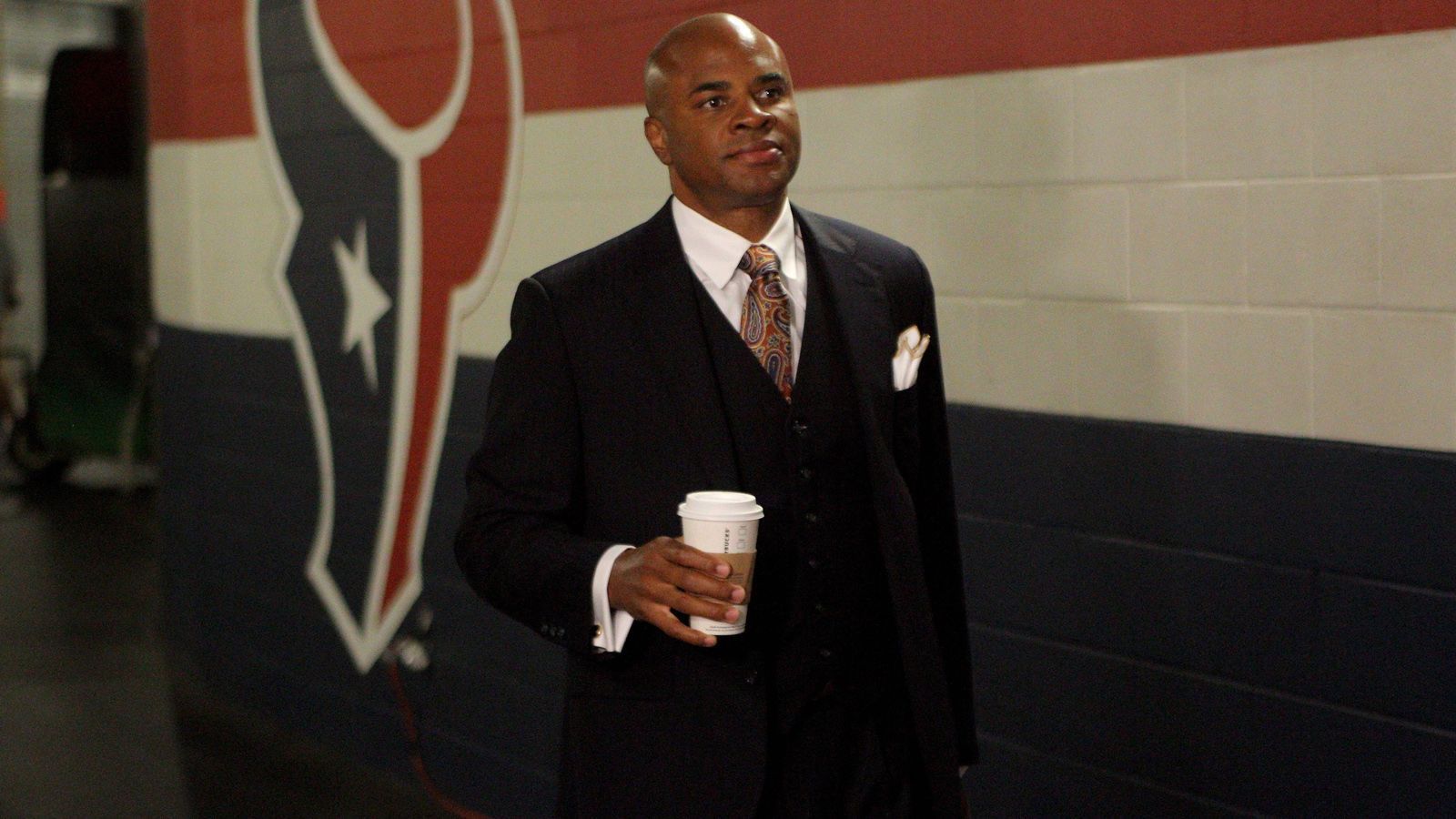 
                <strong>Rick Smith</strong><br>
                Smith schlug zunächst die Trainerlaufbahn ein und war von 1996 bis 1999 Assistant Defensive Backs Coach der Denver Broncos. Schlussendlich entschied er sich aber für eine Laufbahn im Front Office und war von 2006 bis 2017 General Manager der Houston Texans.
              