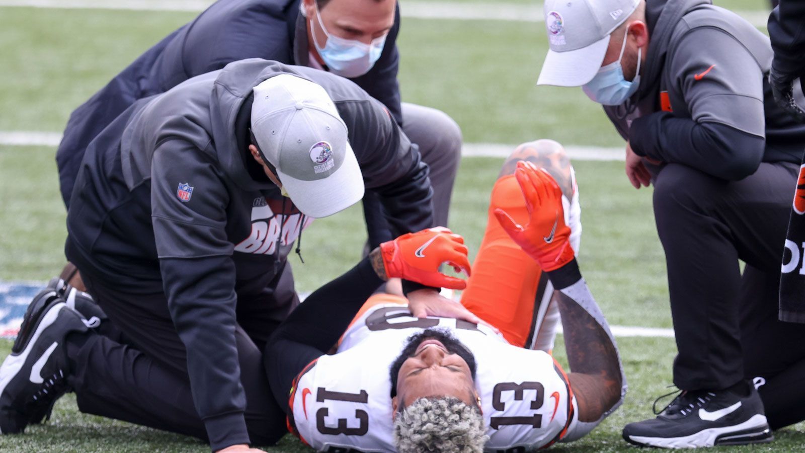 
                <strong>Odell Beckham jr. (Cleveland Browns)</strong><br>
                Die Saison von Odell Beckham jr. ist nach Week 7 beendet. Das berichtet "ESPN"-Reporterin Josina Anderson unter Bezugnahme auf den Star-Receiver der Cleveland Browns, der sich demnach das Kreuzband gerissen hat. "OBJ" hatte sich im Spiel bei den Cincinnati Bengals im Anschluss an eine Interception von Baker Mayfield bei einer Abwehraktion verletzt und blieb auf dem Rasen liegen. Das Feld konnte er nicht mehr selbständig verlassen.
              