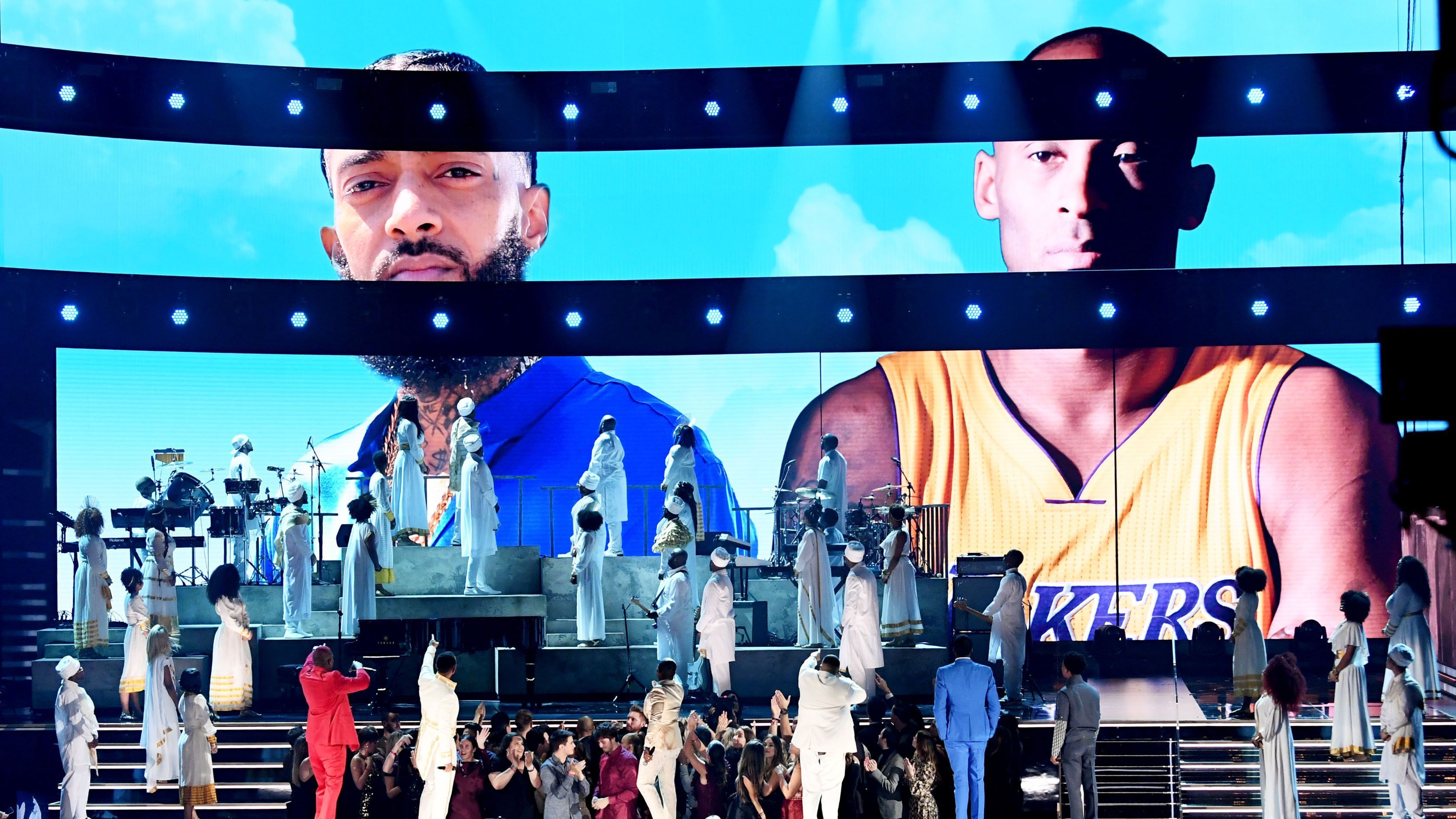 
                <strong>Kobe-Tribut bei den Grammys</strong><br>
                Während einer Performance von John Legend, Kirk Franklin, DJ Khaled, Meek Mill und Riddy Ricch wurde ein großes Bild von Kobe und dem im März 2019 erschossenen Rapper Nipsey Hussle auf der Leinwand gezeigt. Moderatorin Alicia Keys leitete die Verleihung außerdem mit einigen Worten zu Bryant ein: "Hier sind wir alle, in der größten Nacht der Musik. Um ehrlich zu sein, tragen wir gerade große Trauer in uns. Heute haben Los Angeles, Amerika und die ganze Welt einen Helden verloren. Wir stehen hier mit gebrochenen Herzen in dem Haus, das von Kobe mit aufgebaut wurde." 
              