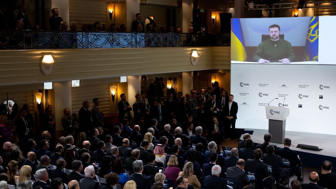Wolodymyr Selenskyj, Präsident der Ukraine, nimmt per Videoschalte an der Sicherheitskonferenz in München teil. 
