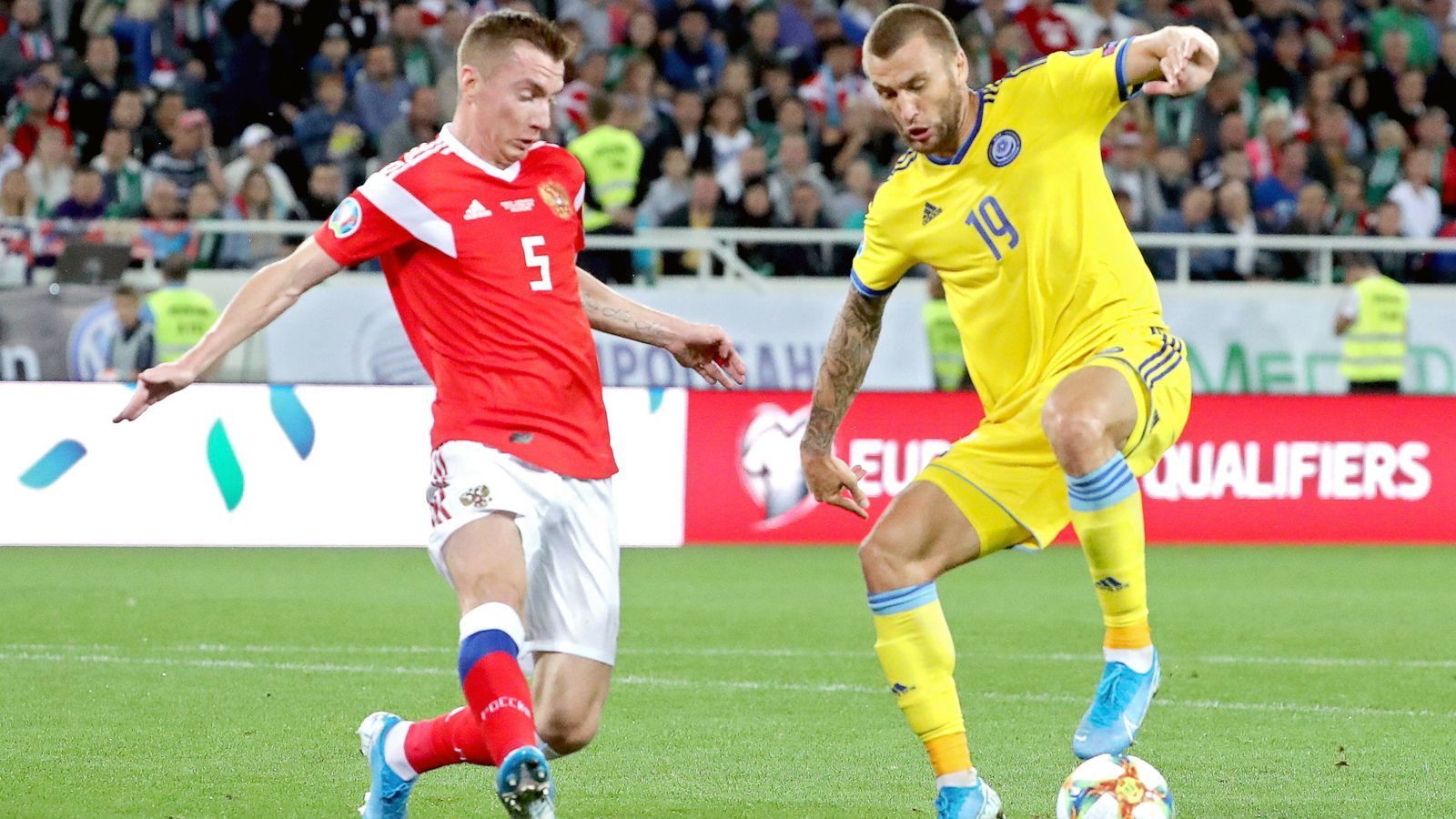 
                <strong>Kasachstan (Platz 3 in Gruppe I mit sieben Punkten)</strong><br>
                In Gruppe I kämpft hinter den erwartungsgemäß dominanten Belgiern (18 Punkte) und Russen (15 Punkte) das Nationalteam Kasachstans um die erstmalige Teilnahme an einer Endrunde. Mit sieben Punkten nach sechs Spielen ist zwar der Abstand zu Platz 2 mutmaßlich schon zu groß, doch es geht um Platz 3 und einen Platz in den Playoffs. Dafür muss Kasachstan noch fleißig punkten, denn die zwei schwächsten Gruppendritten bekommen erst gar kein Playoff-Ticket. Besonders wichtig ist gleich das nächste Quali-Spiel im Oktober, da trifft die Mannschaft von Coach Michal Bilek auf ...
              