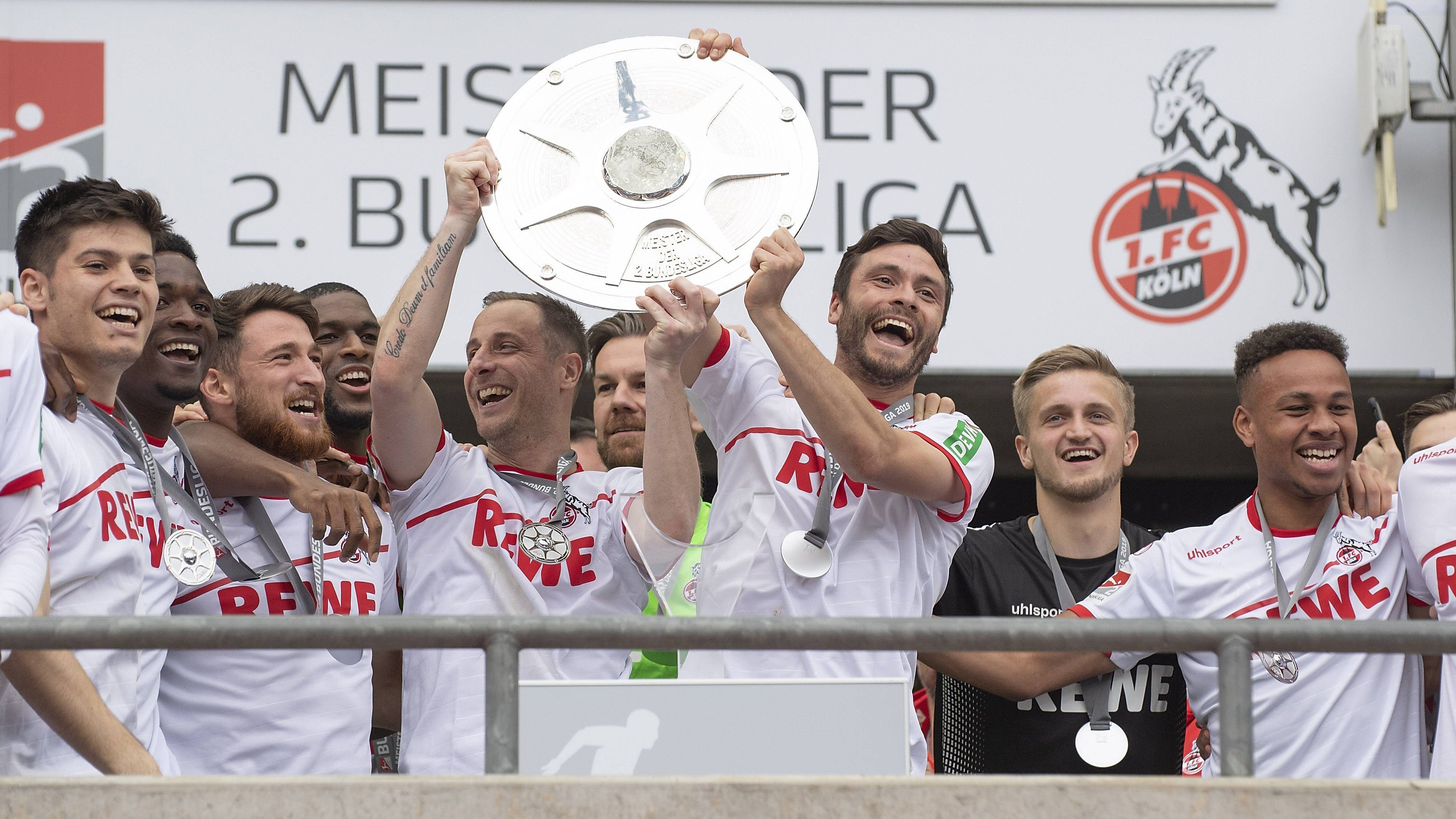 
                <strong>2017/18: 1. FC Köln</strong><br>
                Selten tat ein Kölner Abstieg mehr weh: Nach Jahren der kontinuierlichen Arbeit und dem Einzug in den Europapokal mussten die Geißböcke zurück in Liga 2. Anders als der HSV wurden die Domstädter ihrer Favoritenrolle sofort gerecht: Angeführt von Torjäger Simon Terrode marschierten die Kölner fast ungefährdet durch die Saison und machten den Aufstieg schon am 32. Spieltag fest. Allerdings schafft es auch der "effzeh" nicht ohne Probleme durch die 2. Liga: Trainer Markus Anfang wurde Ende April 2019 trotz Tabellenführung beurlaubt, für ihn übernahm Andre Pawlak.
              