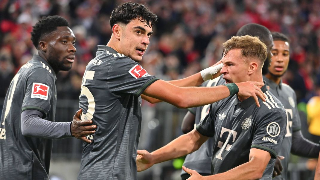 Aleksandar Pavlovic (M.) und Joshua Kimmich (r.)