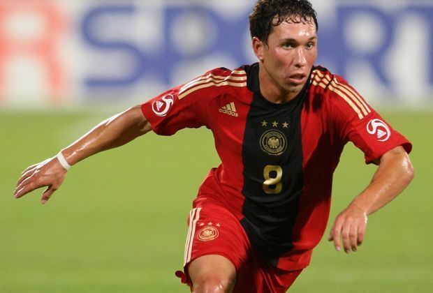 
                <strong>Tobias Weis (02.06.2009)</strong><br>
                Von der Regionalliga in die Nationalmannschaft. Die Karriere von Tobias Weis erlebt ihren Höhepunkt am 02.06.2009, als der Mittelfeldspieler gegen die Mannschaft der Vereinigten Arabischen Emirate debütieren darf.
              