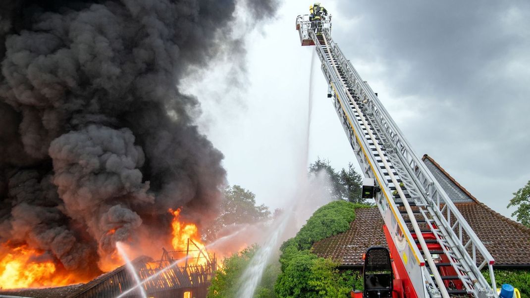 Bei einem heftigen Gewitter ist in Untermerzbach eine Lagerhalle mit Fahrzeugen in Flammen aufgegangen.