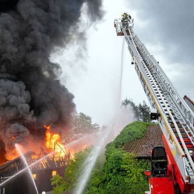 Lagerhalle mit 60 Autos abgebrannt - Millionenschaden