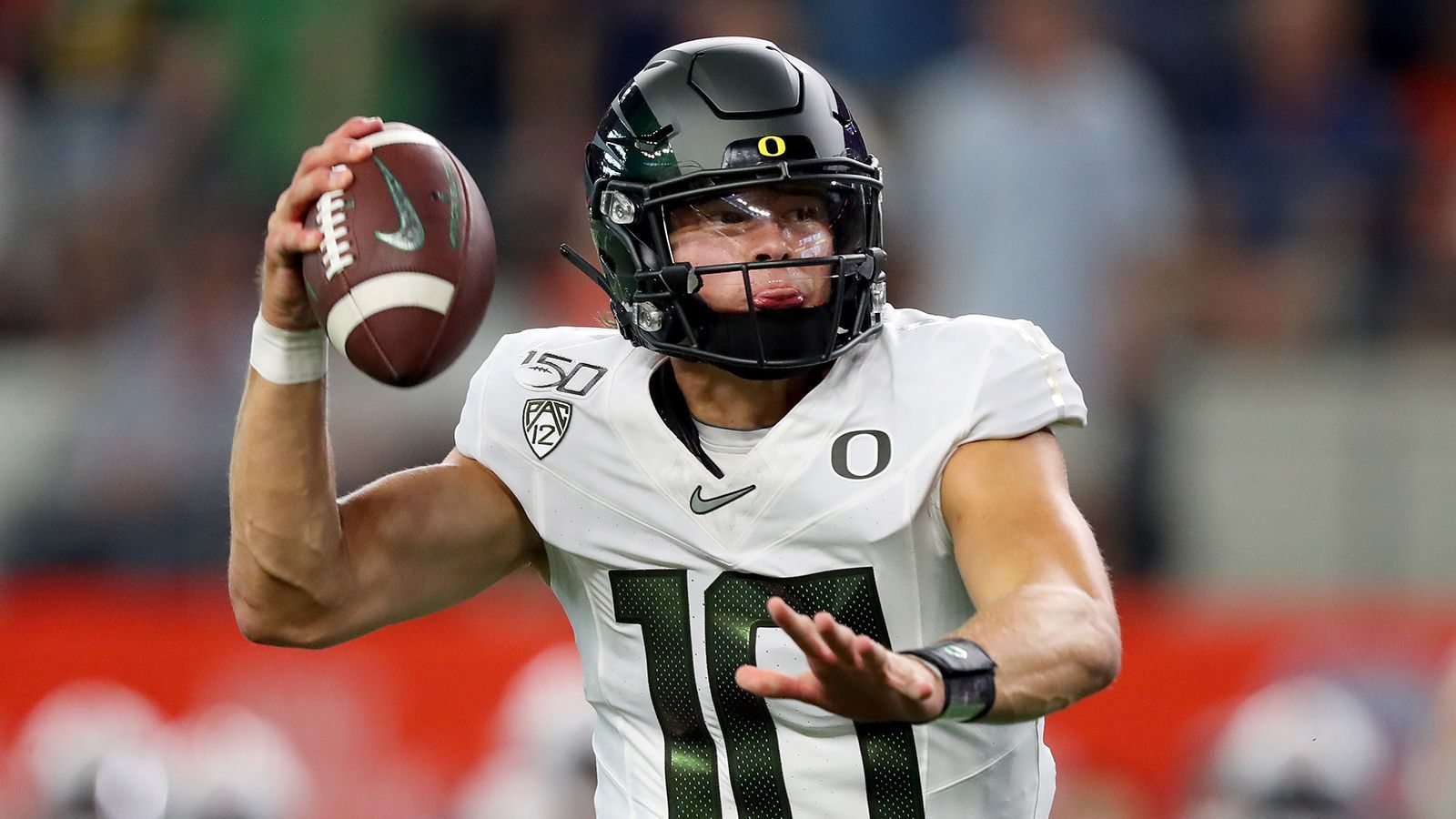 
                <strong>Herbert: Das Boom-or-Bust-Prospect</strong><br>
                Über keinen Quarterback der Draft Class 2020 waren sich die Experten so uneinig, wie über Justin Herbert. Einige zweifelten an seinen Leader-Qualitäten, andere glaubten nicht, dass er die nötige Wurfpräzision und Spielintelligenz besitzt, um in der NFL zu bestehen. Der Coaching Staff der Oregon Ducks befeuerte mit der sehr lauflastigen Offensive diese Einschätzungen. 
              